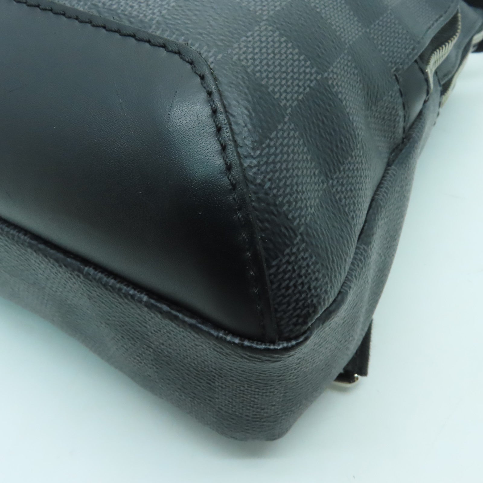 LOUIS VUITTON Damier Graphite Avenue Sling Bag銀扣單肩包黑色