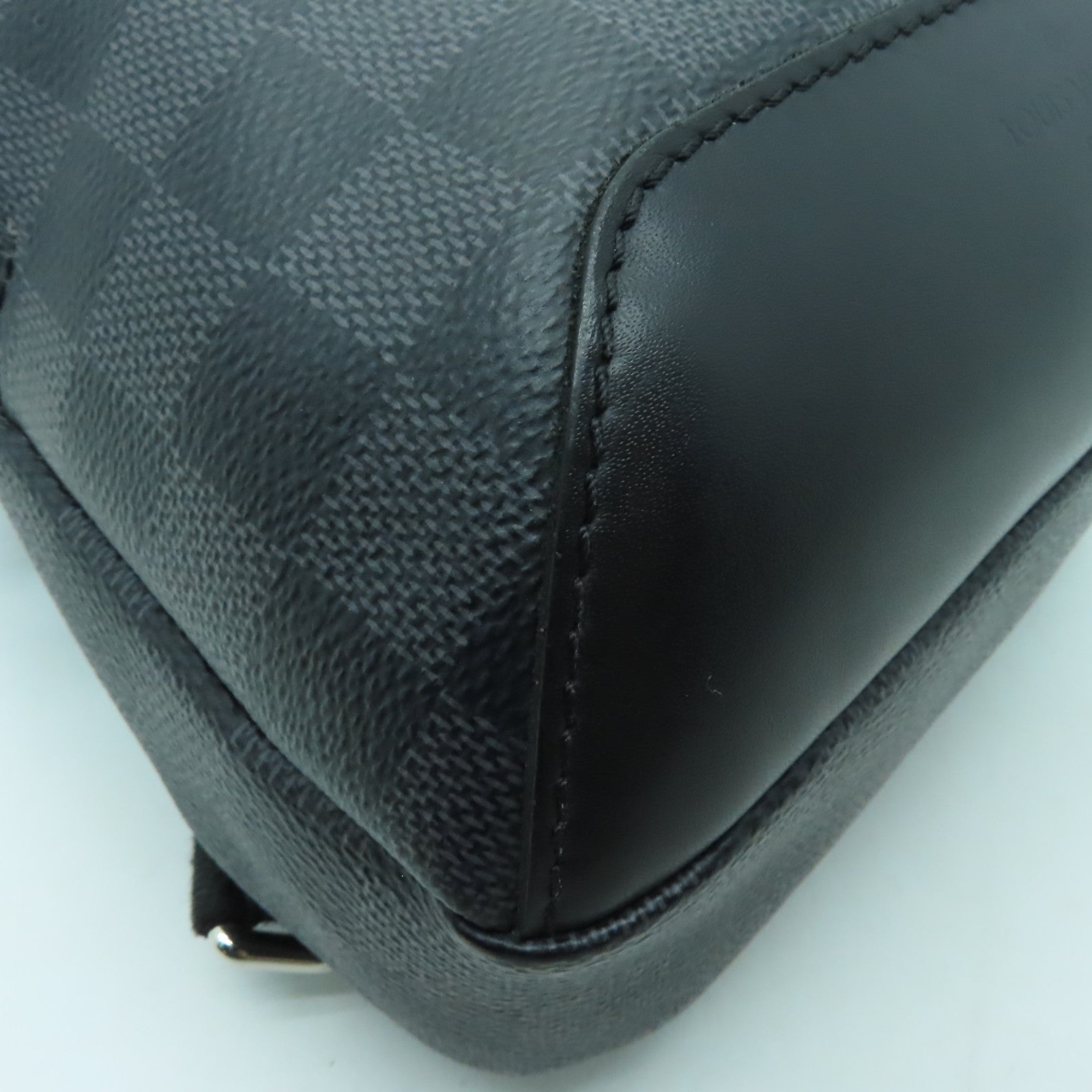 LOUIS VUITTON Damier Graphite Avenue Sling Bag銀扣單肩包黑色