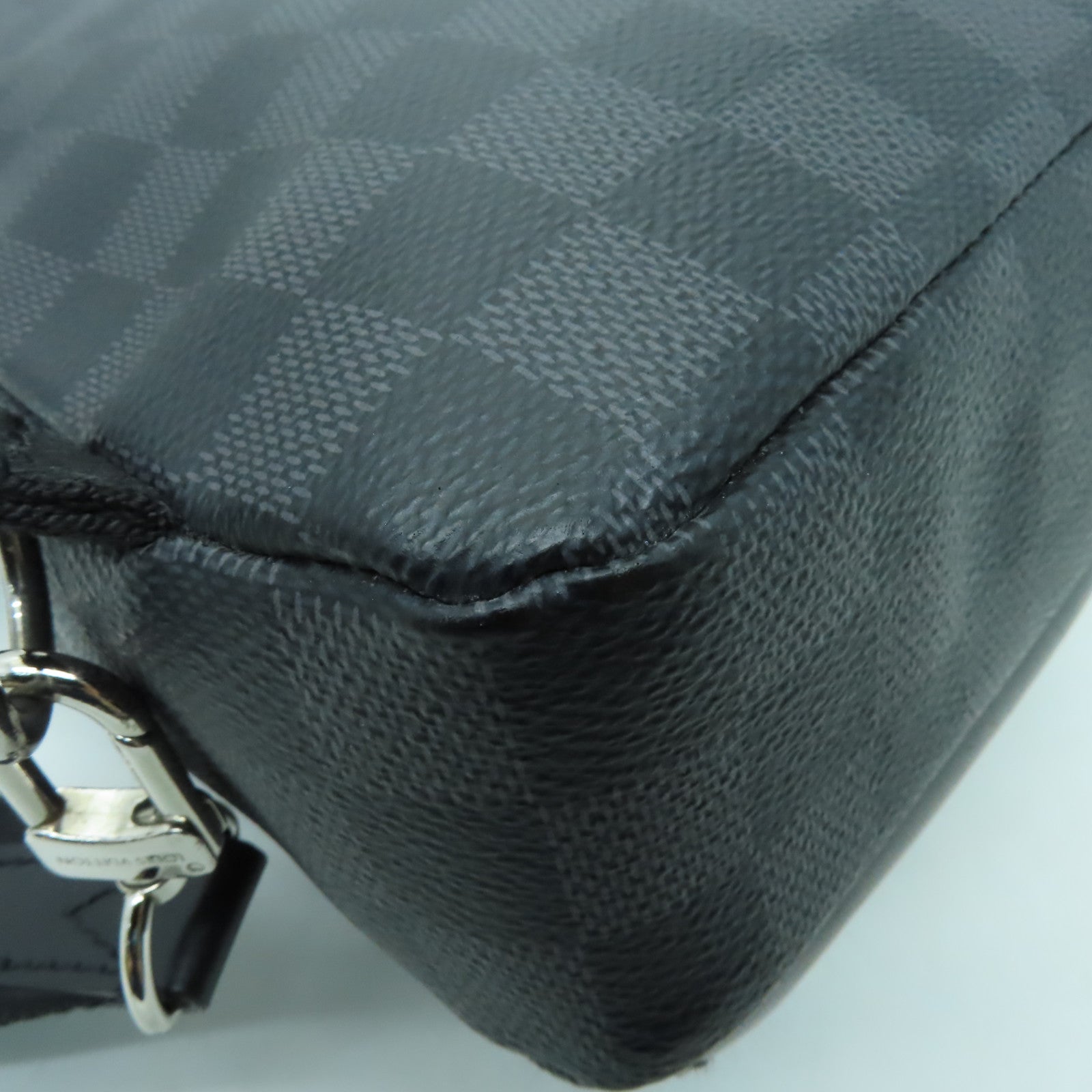 LOUIS VUITTON Damier Graphite Avenue Sling Bag銀扣單肩包黑色