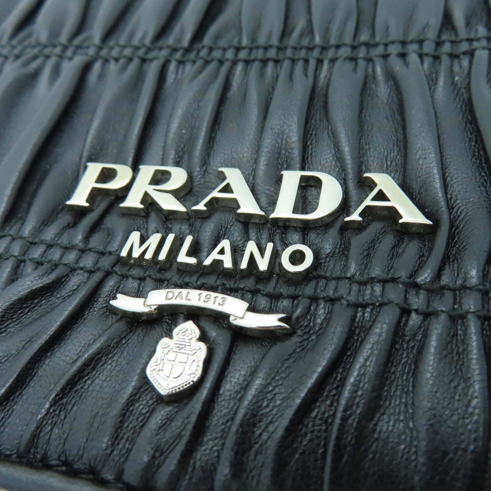 PRADA Nappa Gaufre皮革Shoulder Bag銀扣鏈帶肩背袋黑色