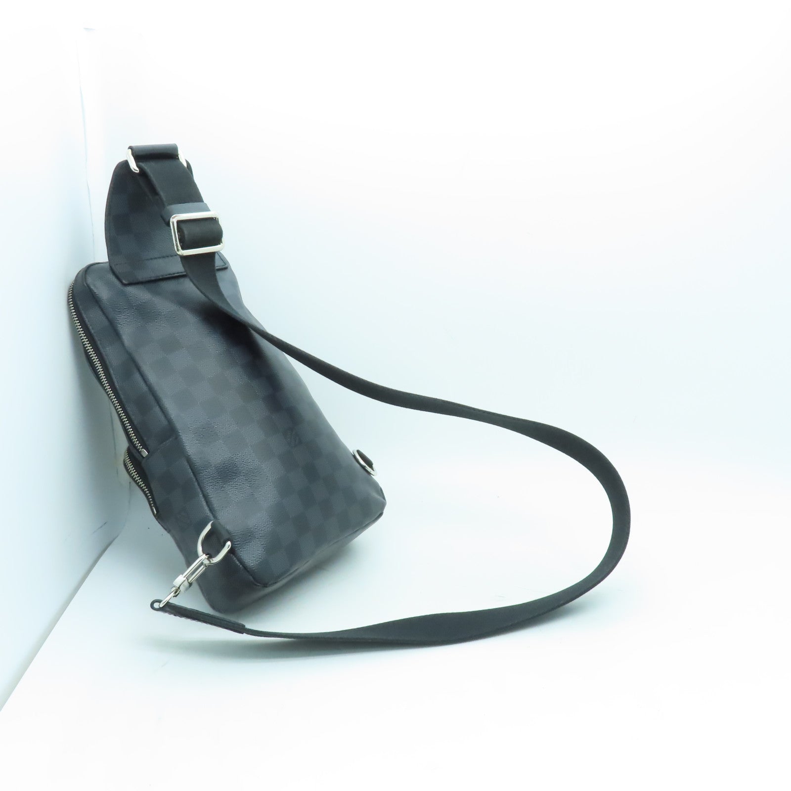 LOUIS VUITTON Damier Graphite Avenue Sling Bag銀扣單肩包黑色
