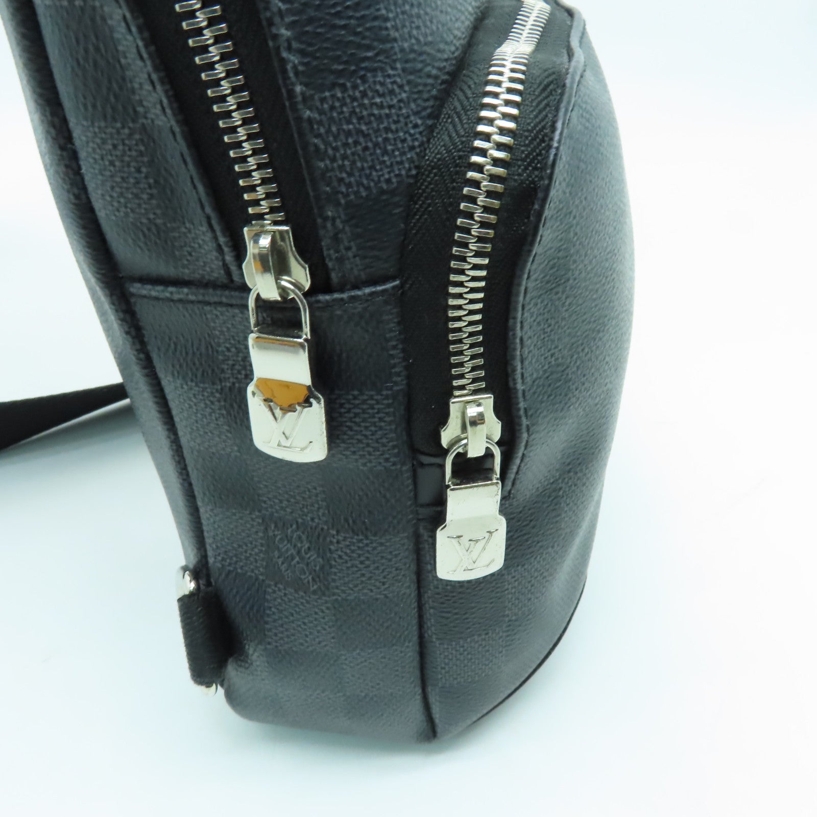 LOUIS VUITTON Damier Graphite Avenue Sling Bag銀扣單肩包黑色