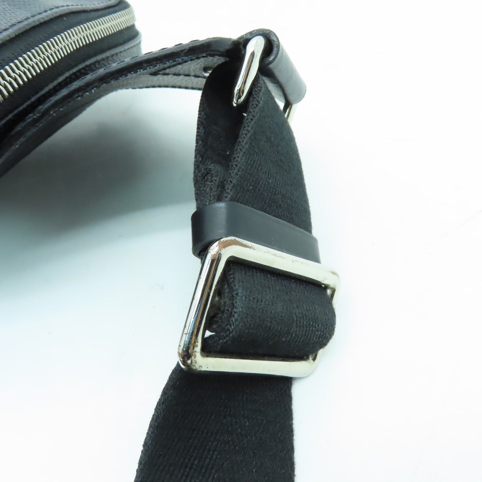 LOUIS VUITTON Damier Graphite Avenue Sling Bag銀扣單肩包黑色