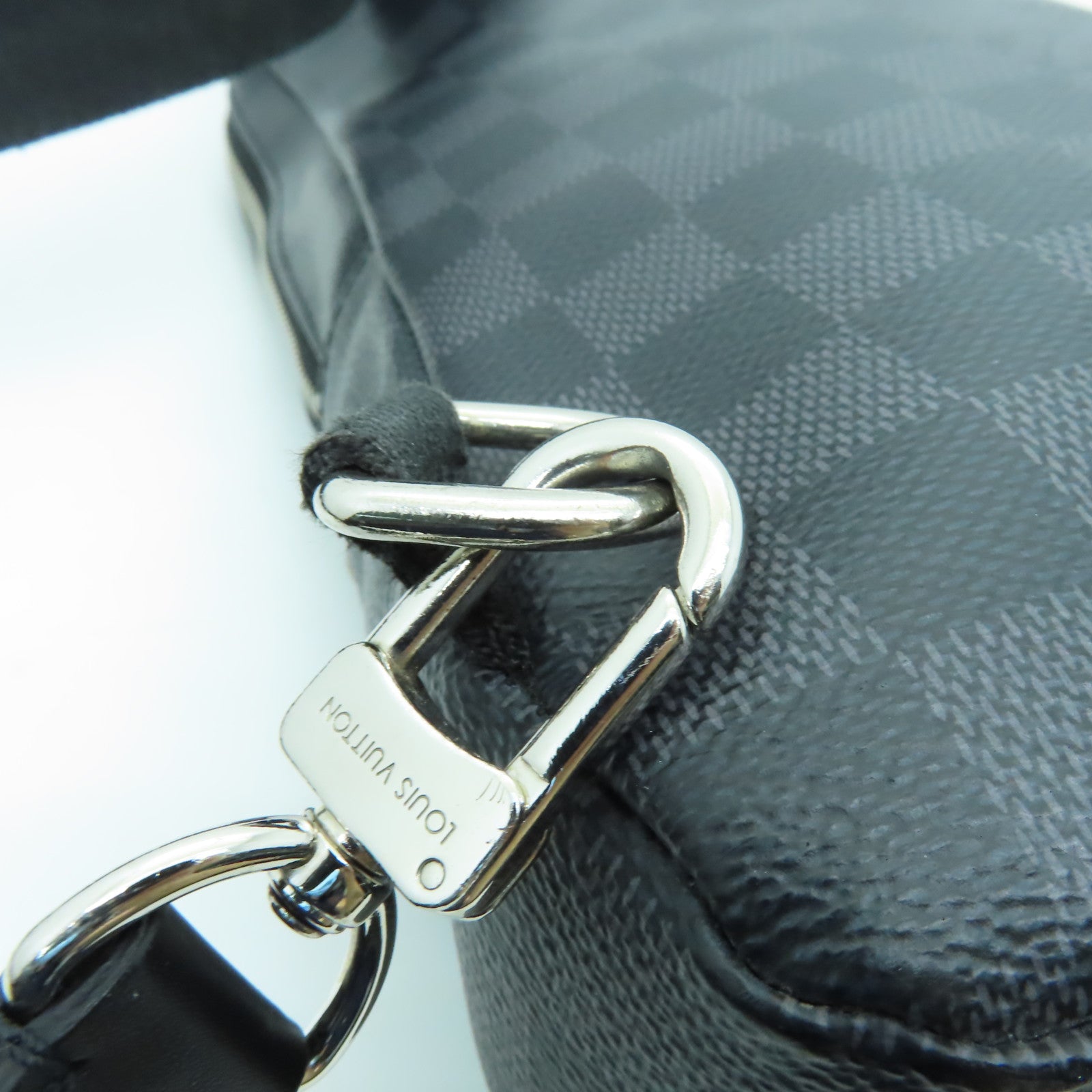 LOUIS VUITTON Damier Graphite Avenue Sling Bag銀扣單肩包黑色