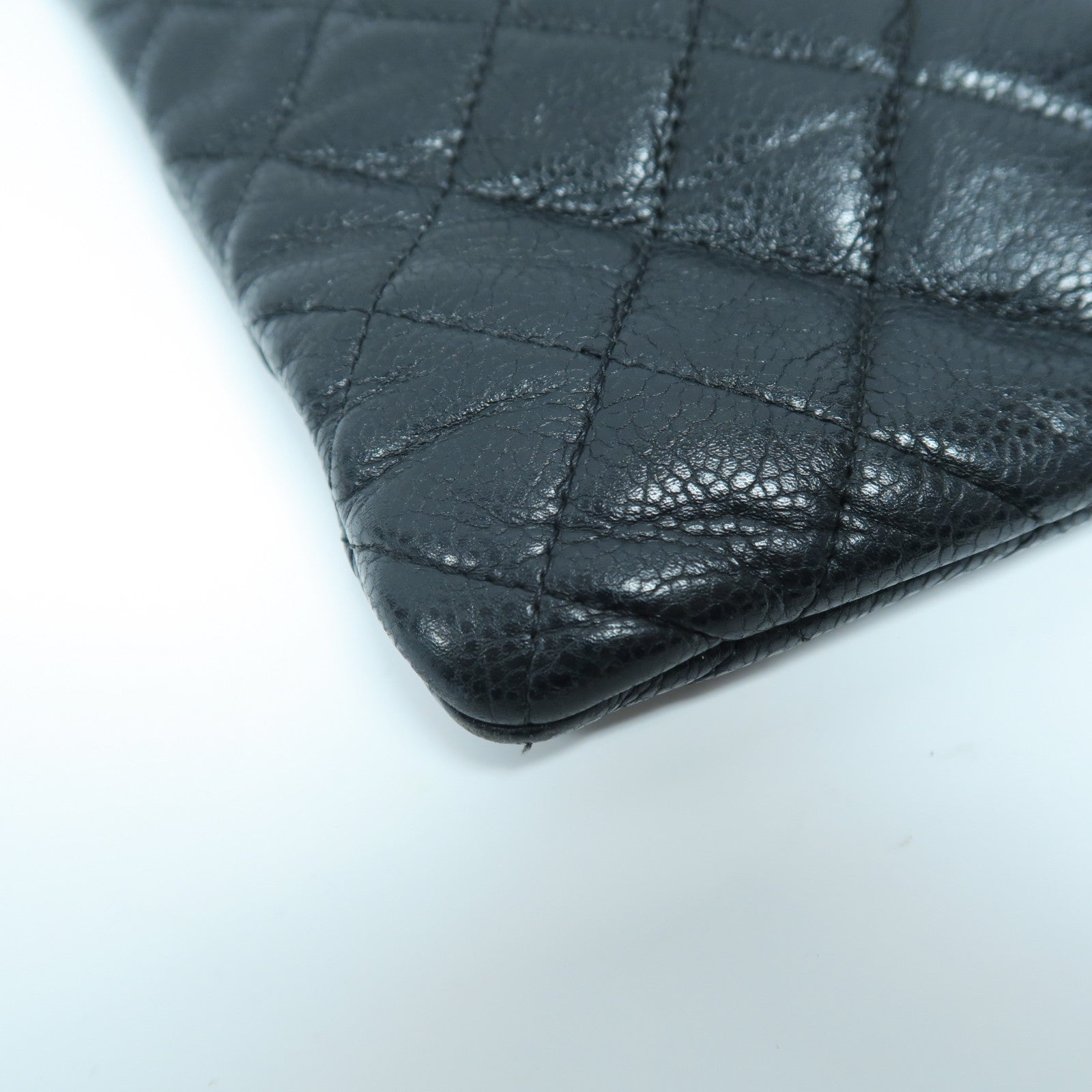 CHANEL 菱格Caviar皮革Pouch金扣手拿包黑色