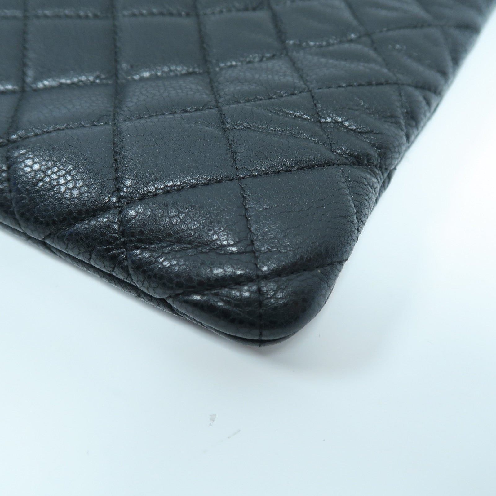 CHANEL 菱格Caviar皮革Pouch金扣手拿包黑色