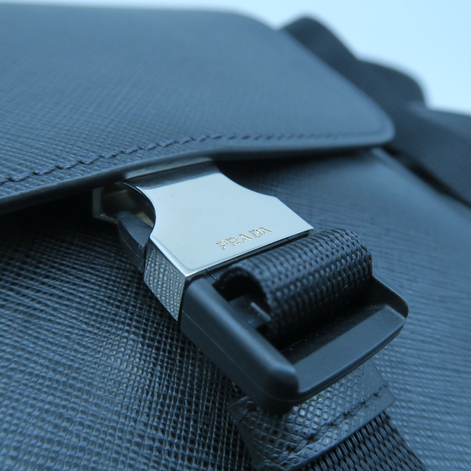 PRADA 牛皮皮革Shoulder Bag銀扣肩背袋黑色