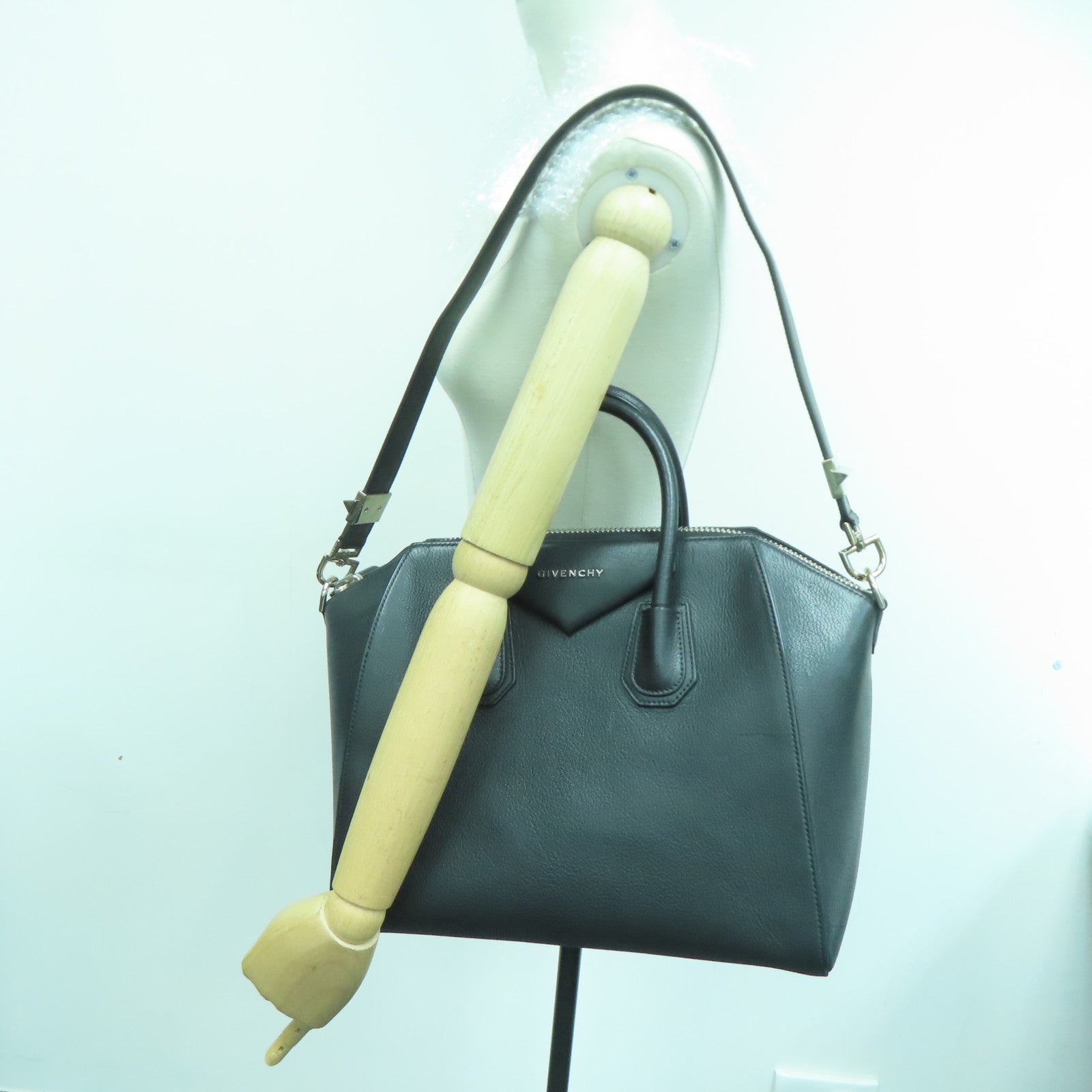 GIVENCHY 牛皮皮革Antigona Bag银扣手挽肩背两用袋黑色