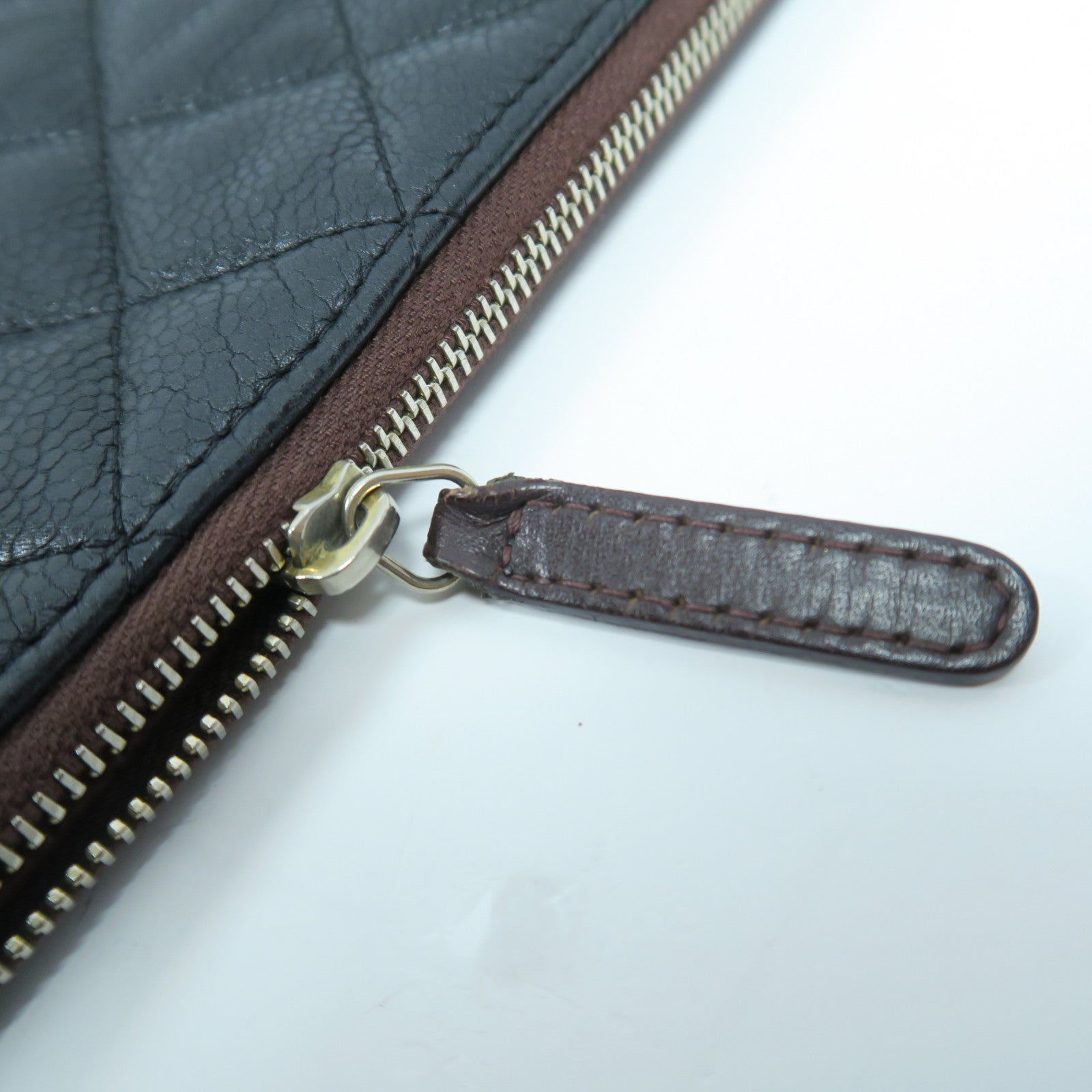 CHANEL 菱格Caviar皮革Pouch金扣手拿包黑色
