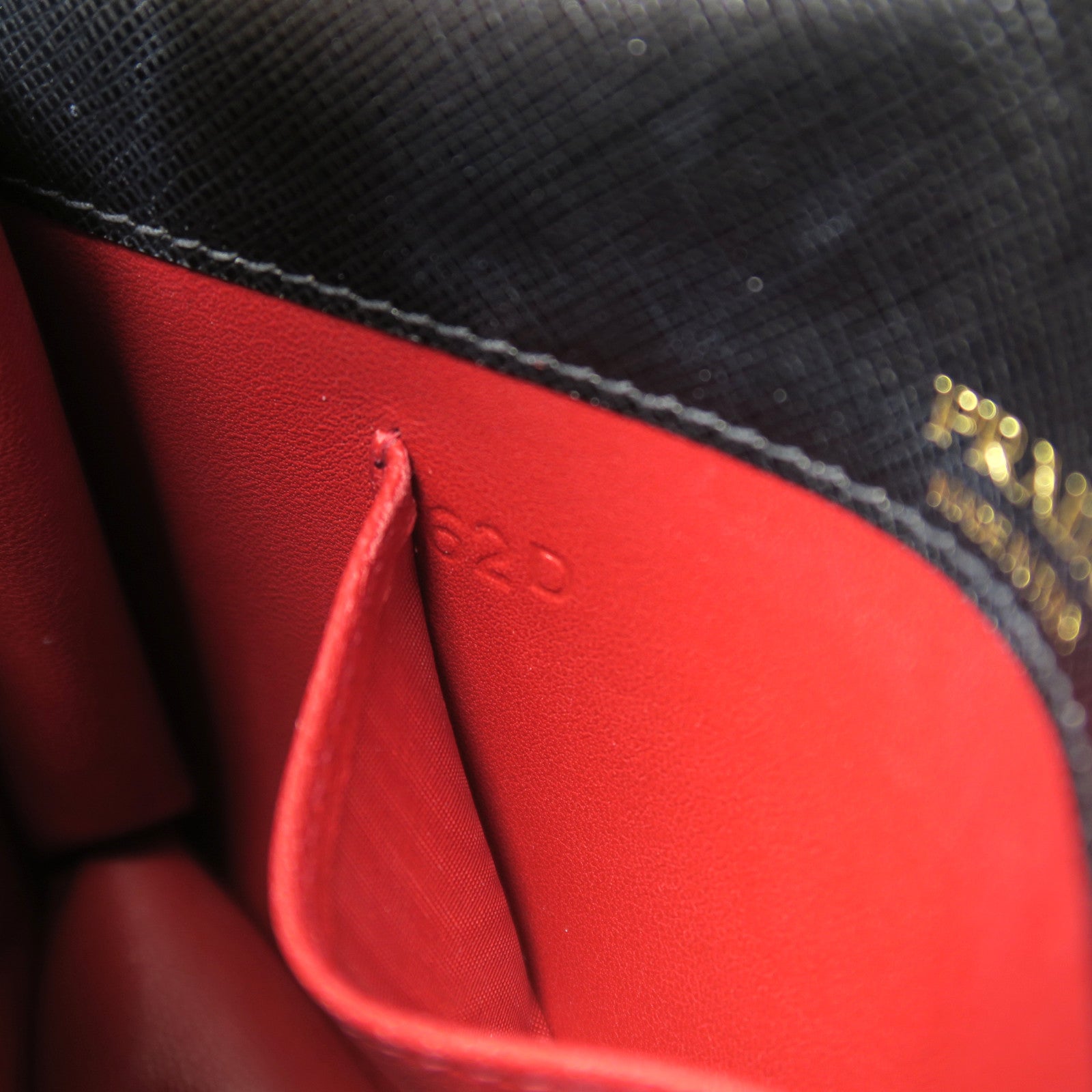 PRADA 牛皮皮革Shoulder Bag金扣肩背袋黑色