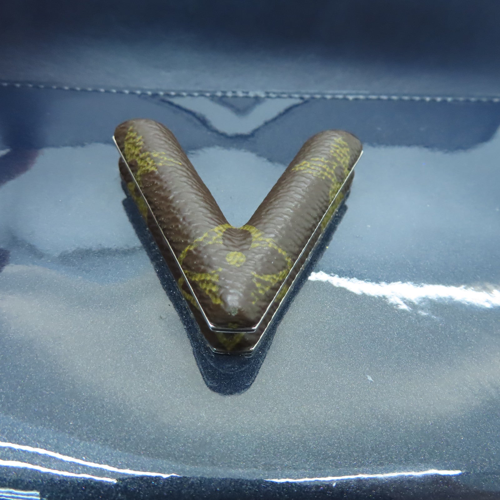 LOUIS VUITTON 漆皮皮革Twist Wallet銀扣長錢包藍色