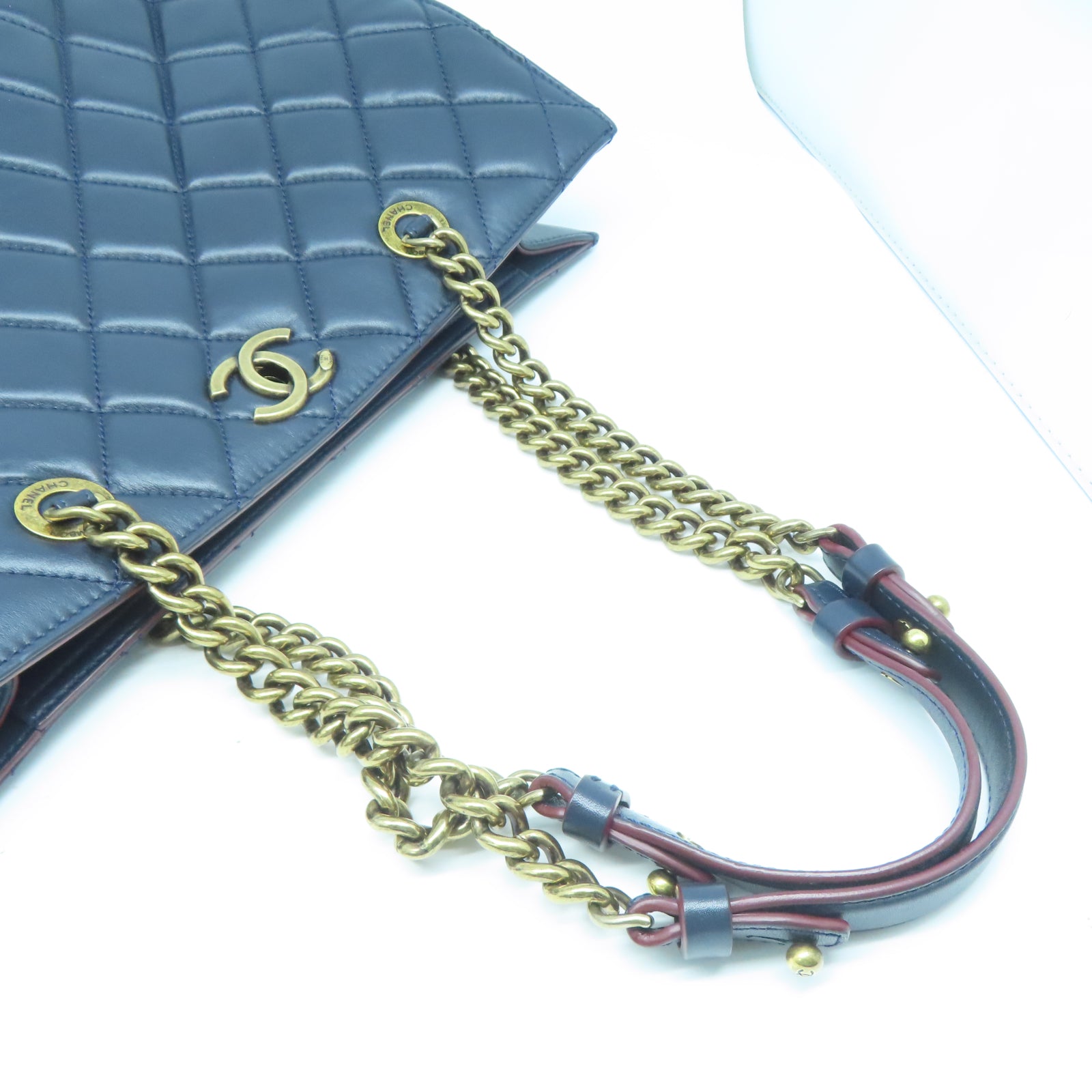 CHANEL 菱格牛皮皮革Chain Shoulder金扣鏈帶肩背袋藍色