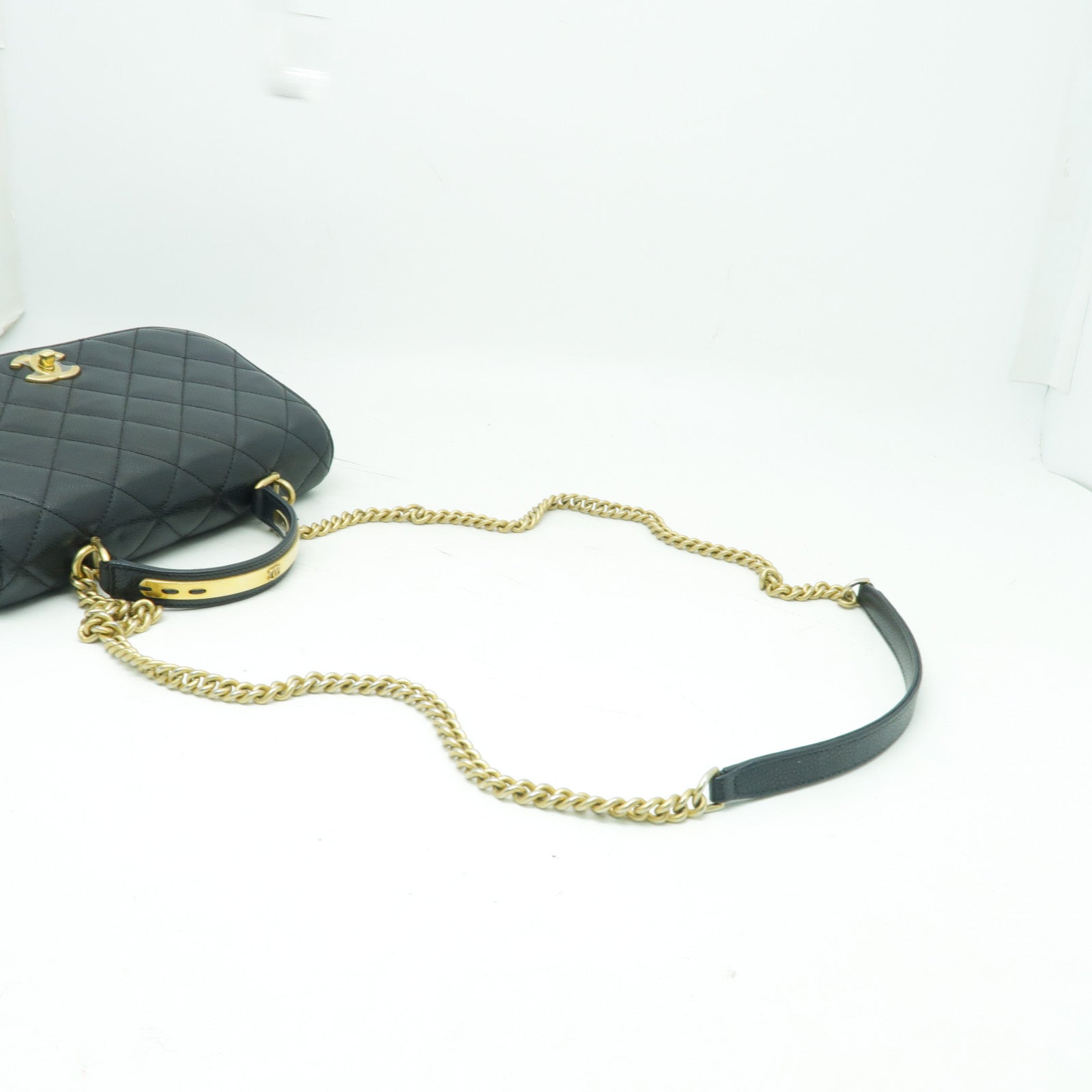 CHANEL Caviar皮革Carry Around Flap金扣手挽肩背兩用袋黒色