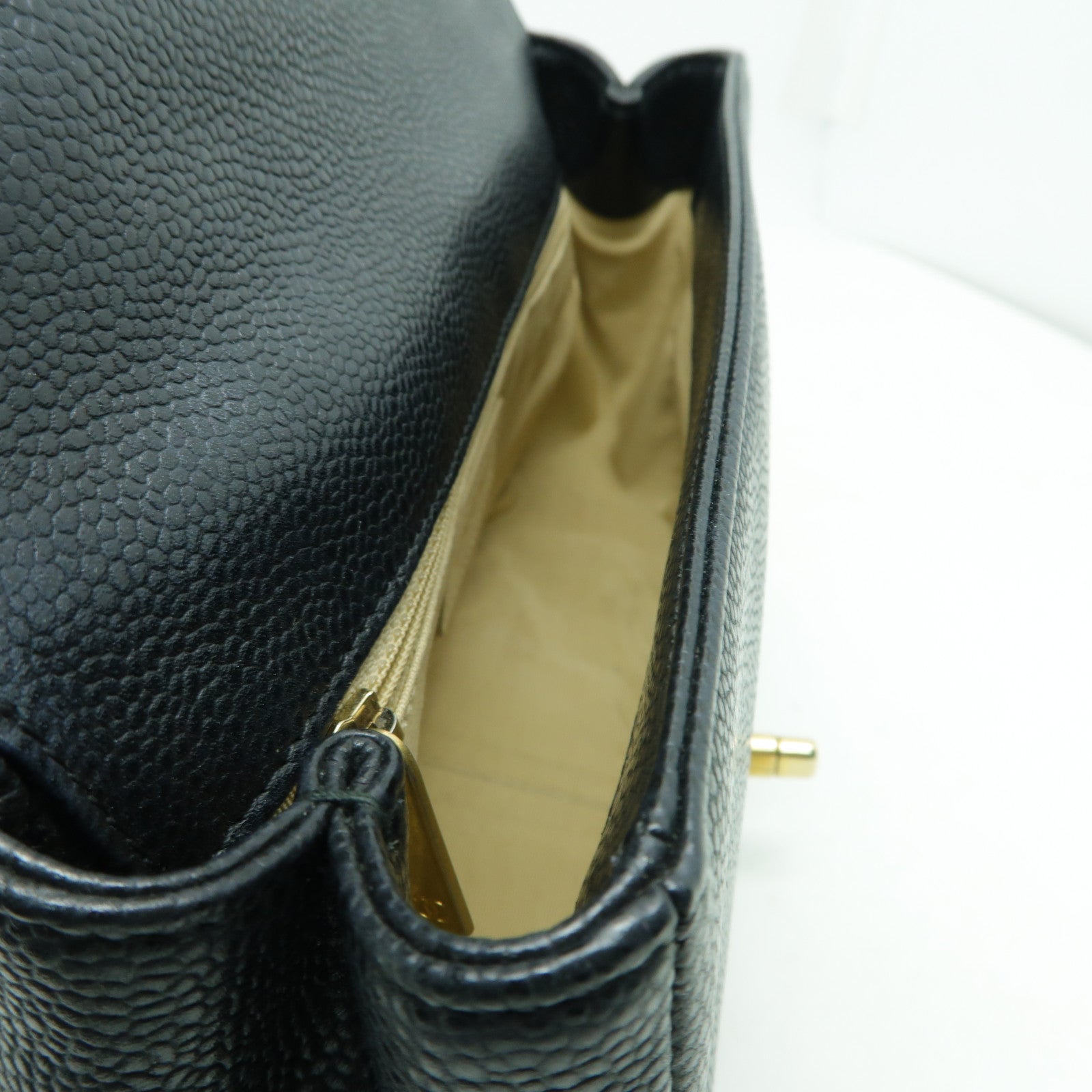 CHANEL Caviar皮革Carry Around Flap金扣手挽肩背兩用袋黒色