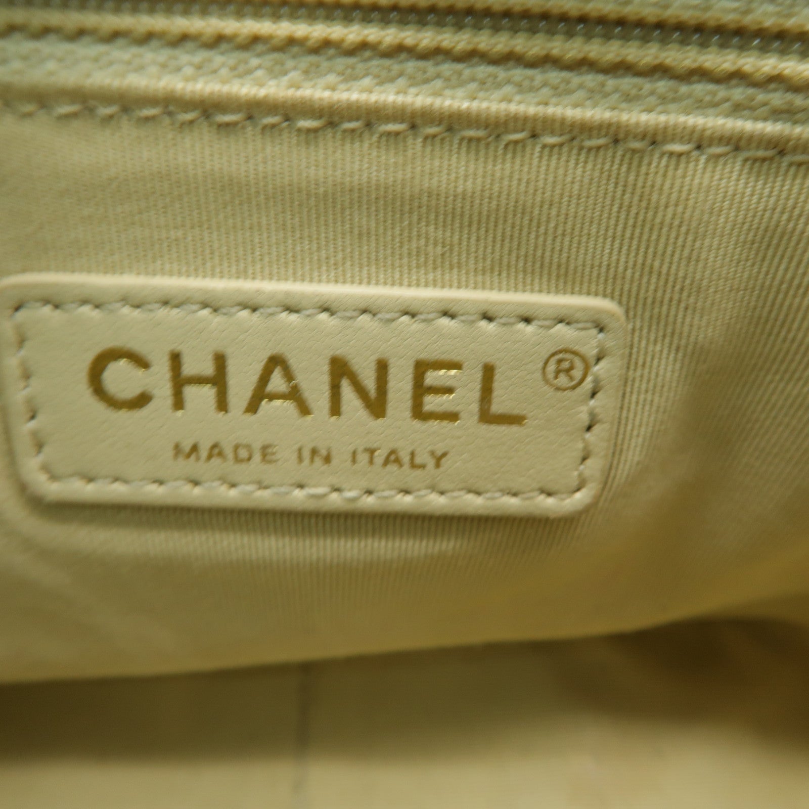 CHANEL Caviar皮革Carry Around Flap金扣手挽肩背兩用袋黒色