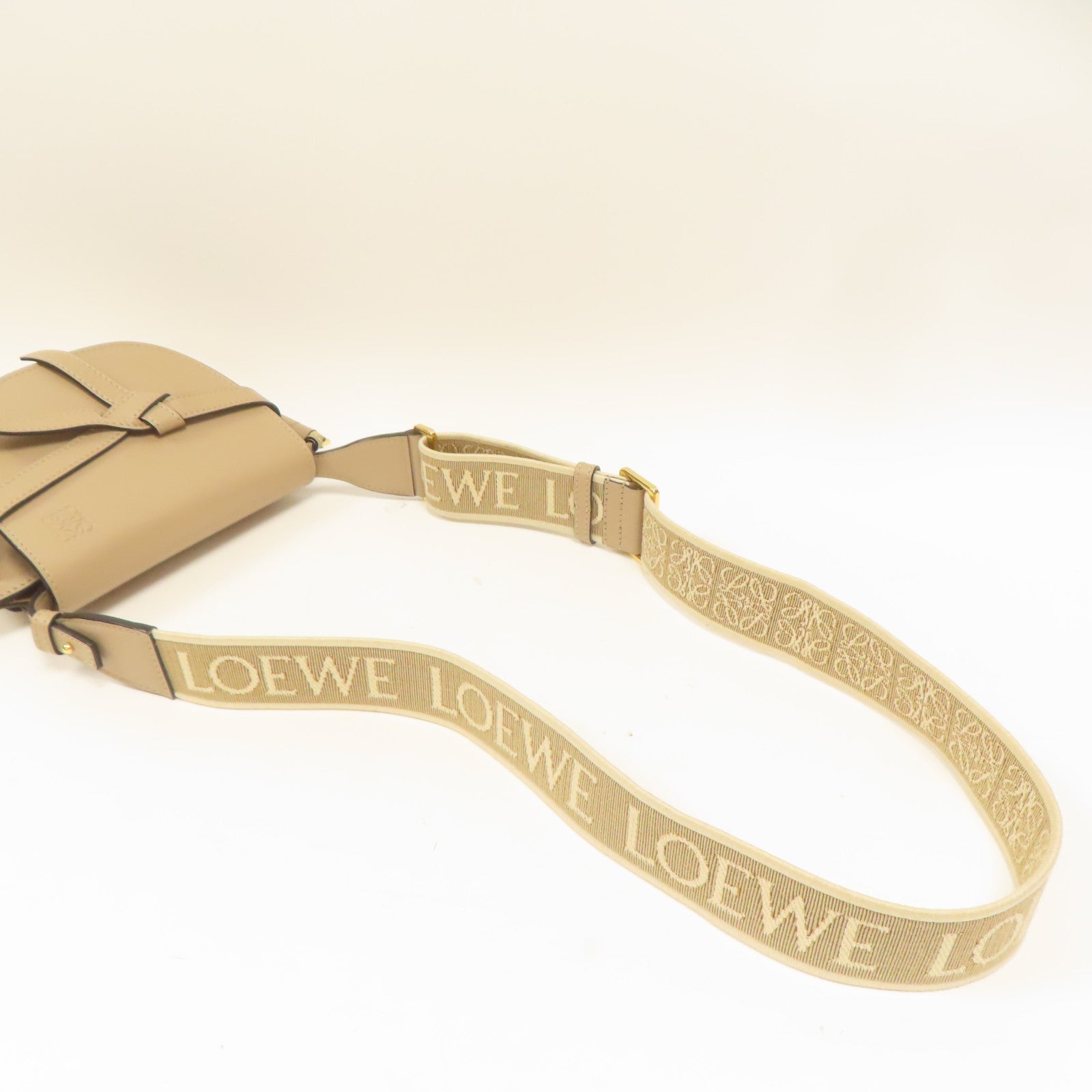 LOEWE 牛皮皮革Mini Gate金扣肩背袋米色