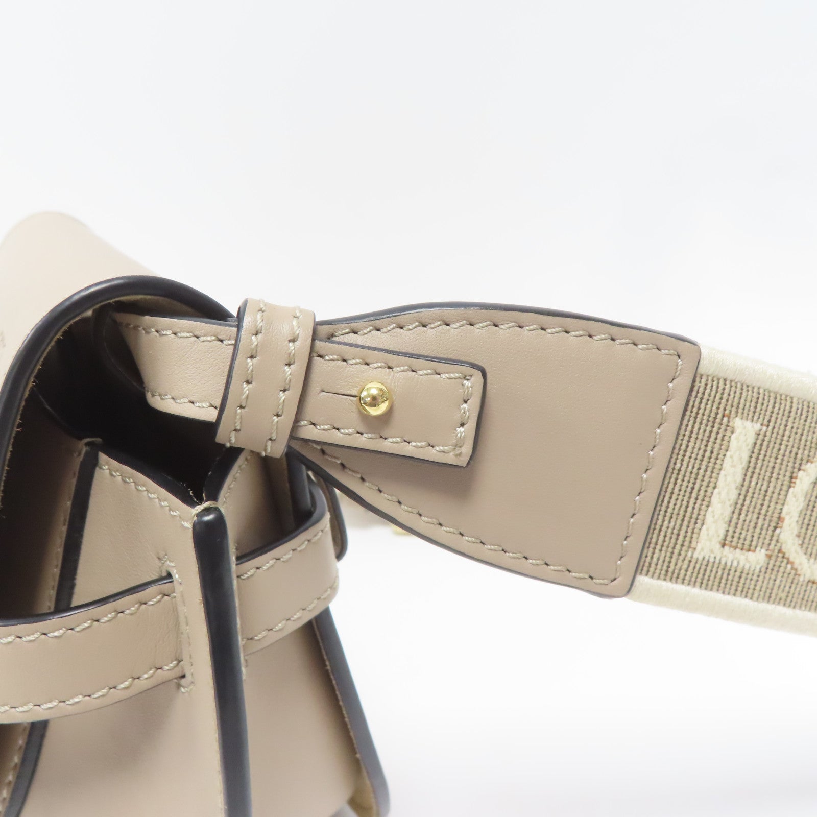 LOEWE 牛皮皮革Mini Gate金扣肩背袋米色