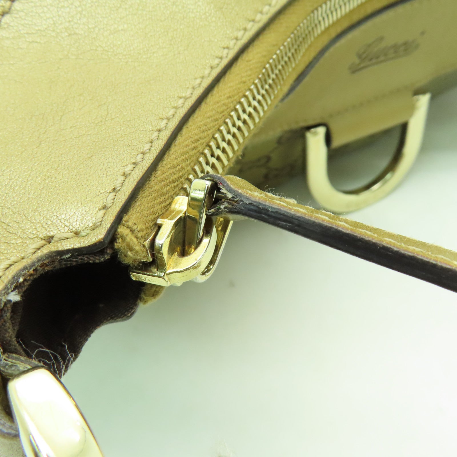 GUCCI 塗層帆布Shoulder Bag金扣肩背袋金色