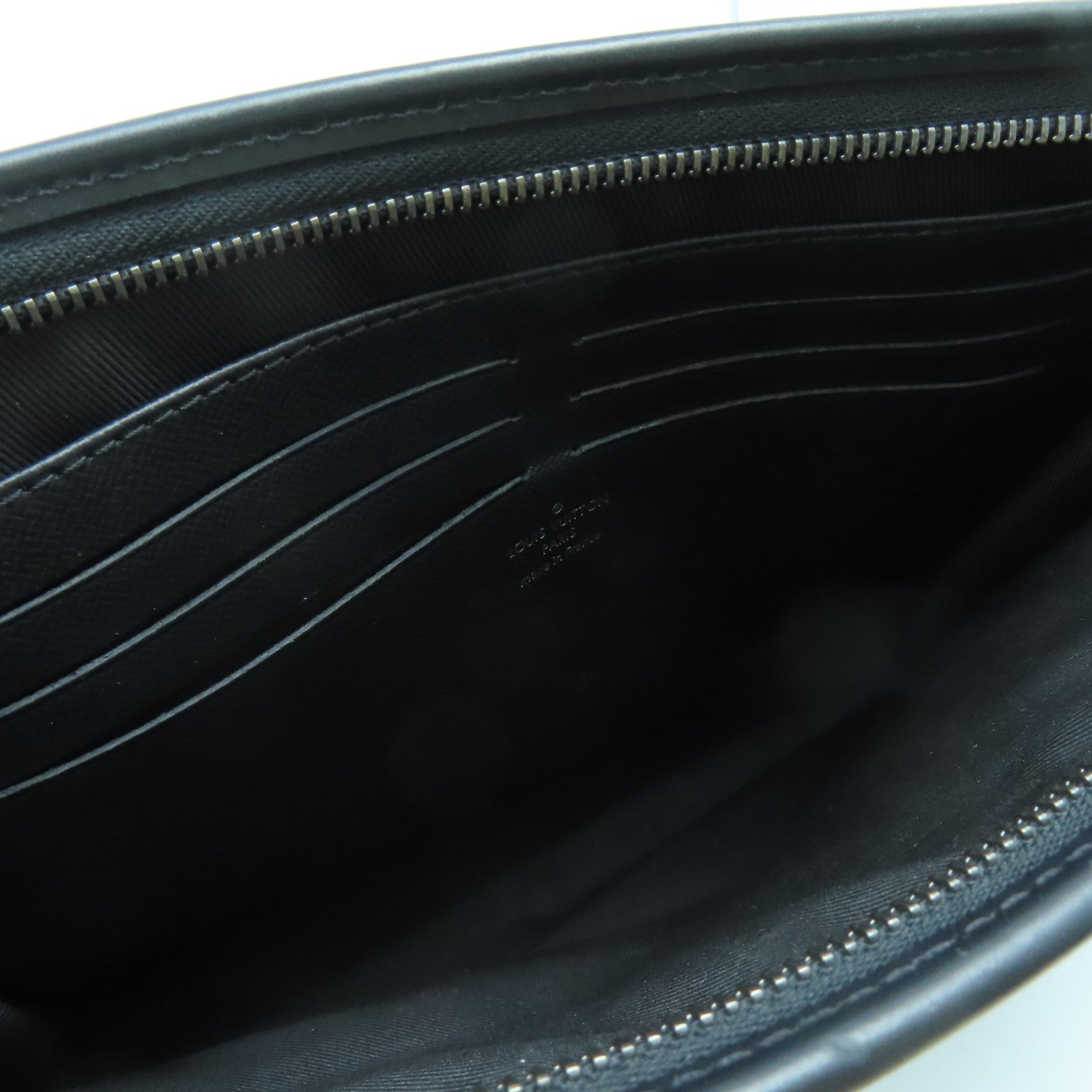 LOUIS VUITTON Monogram Eclipse Pochette Voyage手拿包黑色