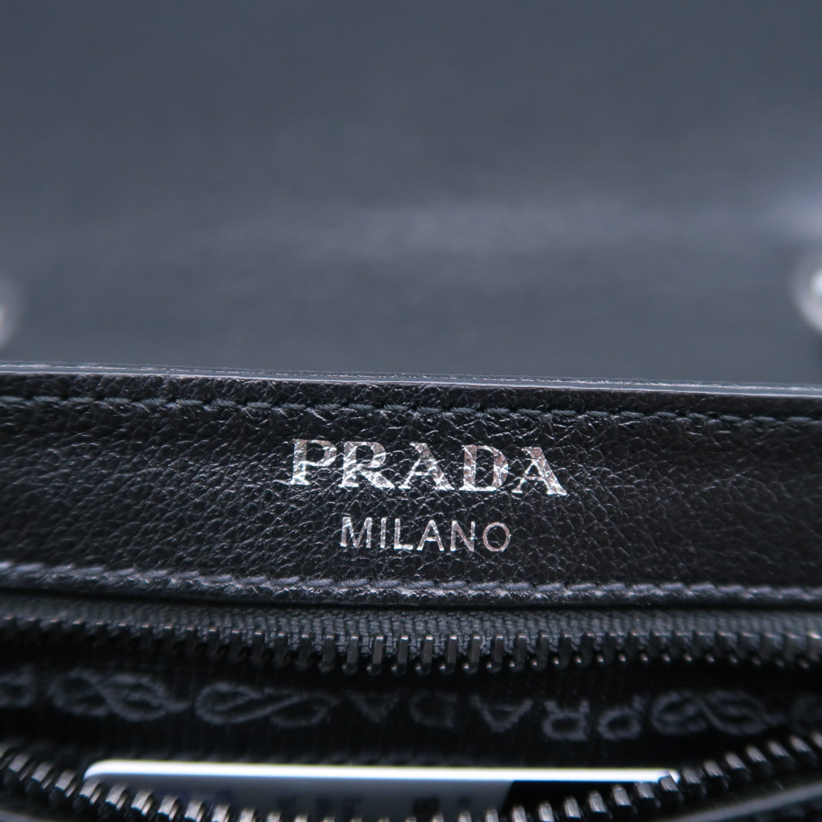 PRADA 牛皮皮革Pattina Glace肩背袋黑色/藍色