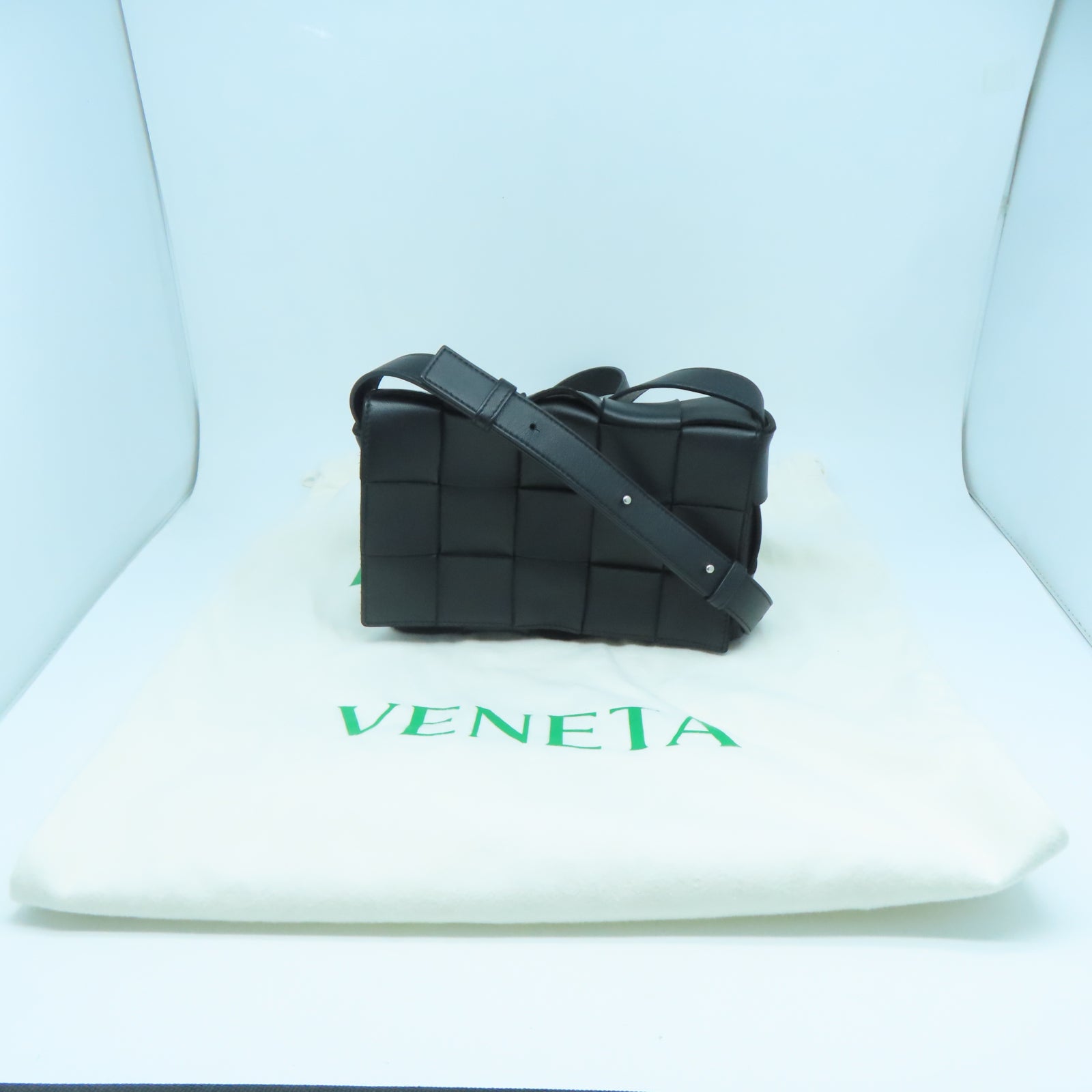 BOTTEGA VENETA 羊皮皮革Cassette銀扣肩背袋黑色