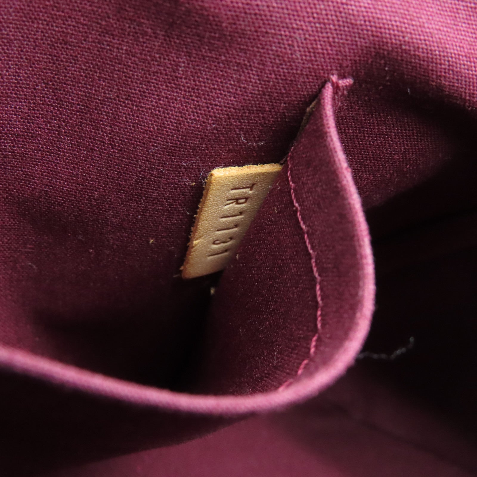 LOUIS VUITTON 【Sharp Discount】Vernis Sherwood GM Gold Buckle Hand Bag Wine Red