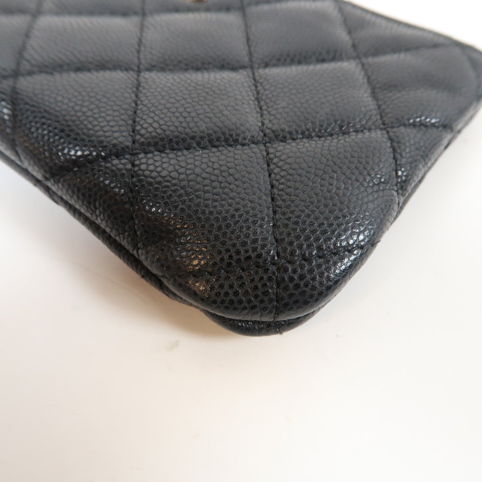 CHANEL 菱格Caviar皮革Pouch金扣手拿包黑色