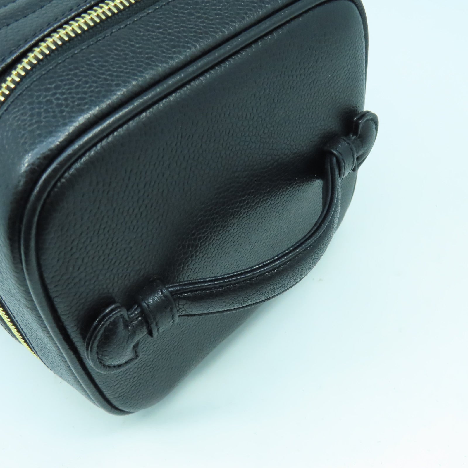 CHANEL Caviar皮革Vanity Case金扣手挽袋黑色