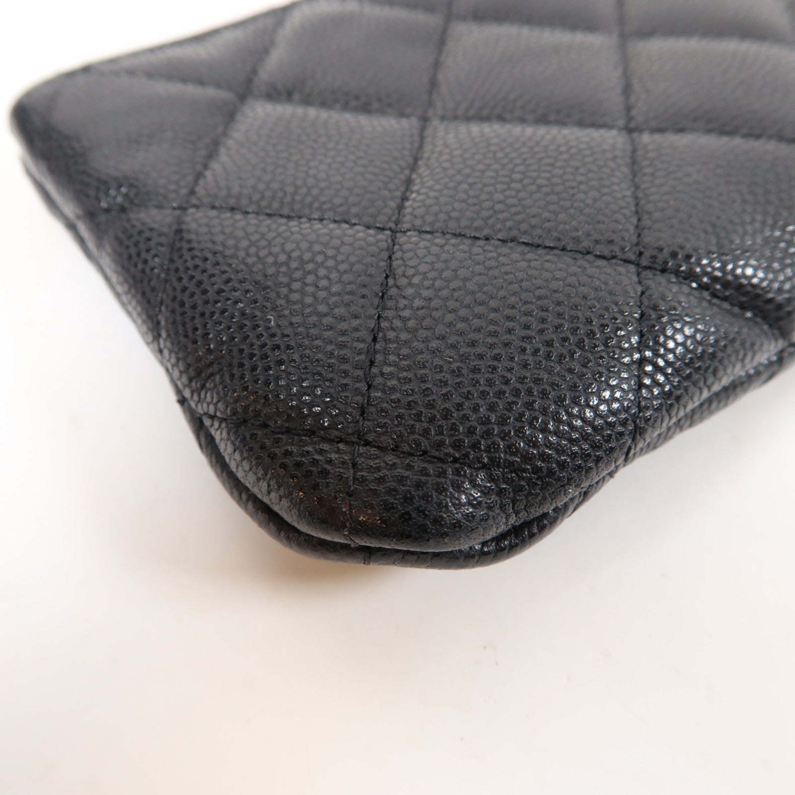 CHANEL 菱格Caviar皮革Pouch金扣手拿包黑色
