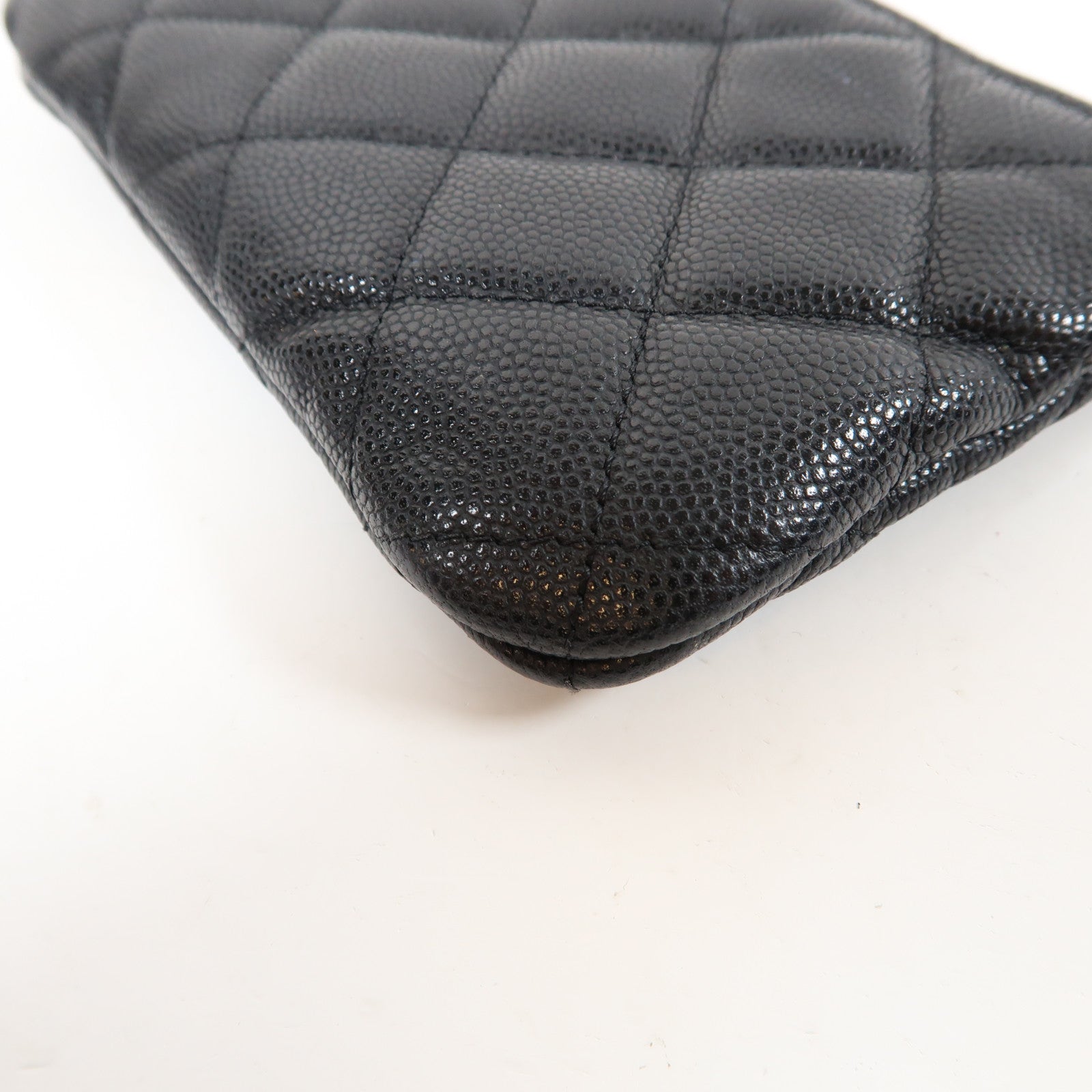 CHANEL 菱格Caviar皮革Pouch金扣手拿包黑色