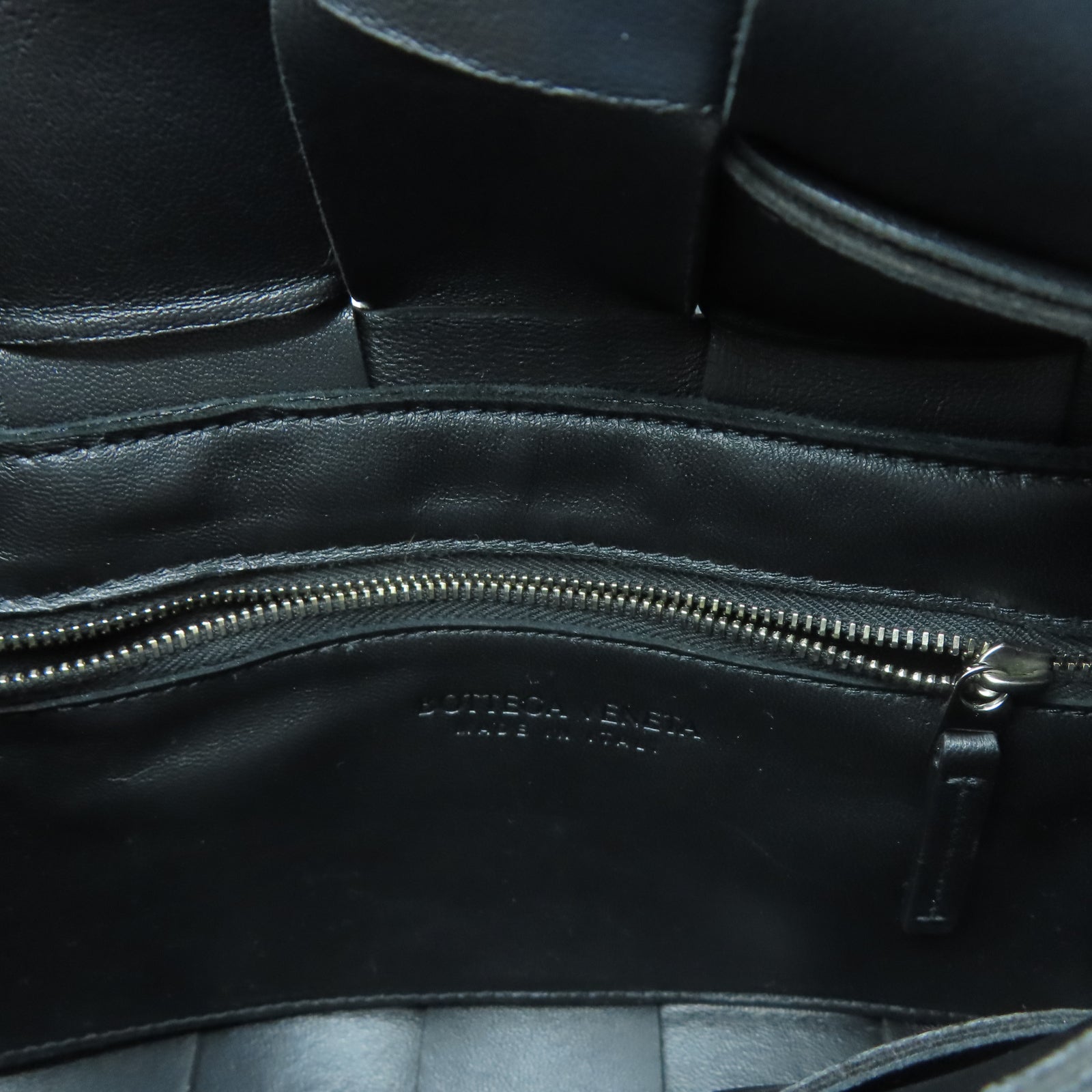 BOTTEGA VENETA 羊皮皮革Cassette銀扣肩背袋黑色
