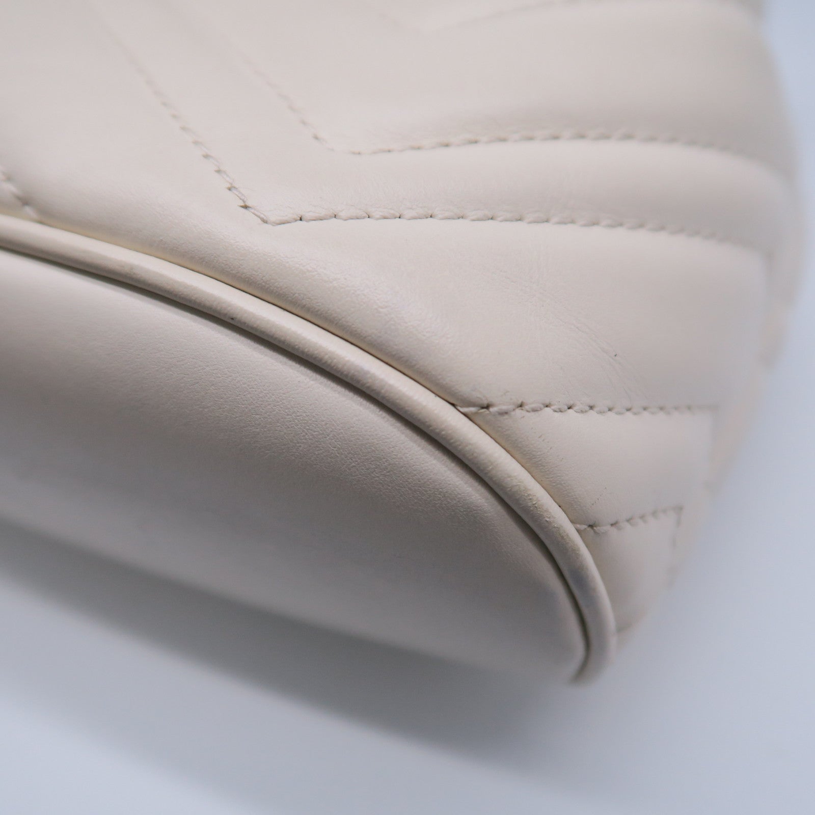 GUCCI 斜紋牛皮皮革Backpack金扣背包白色