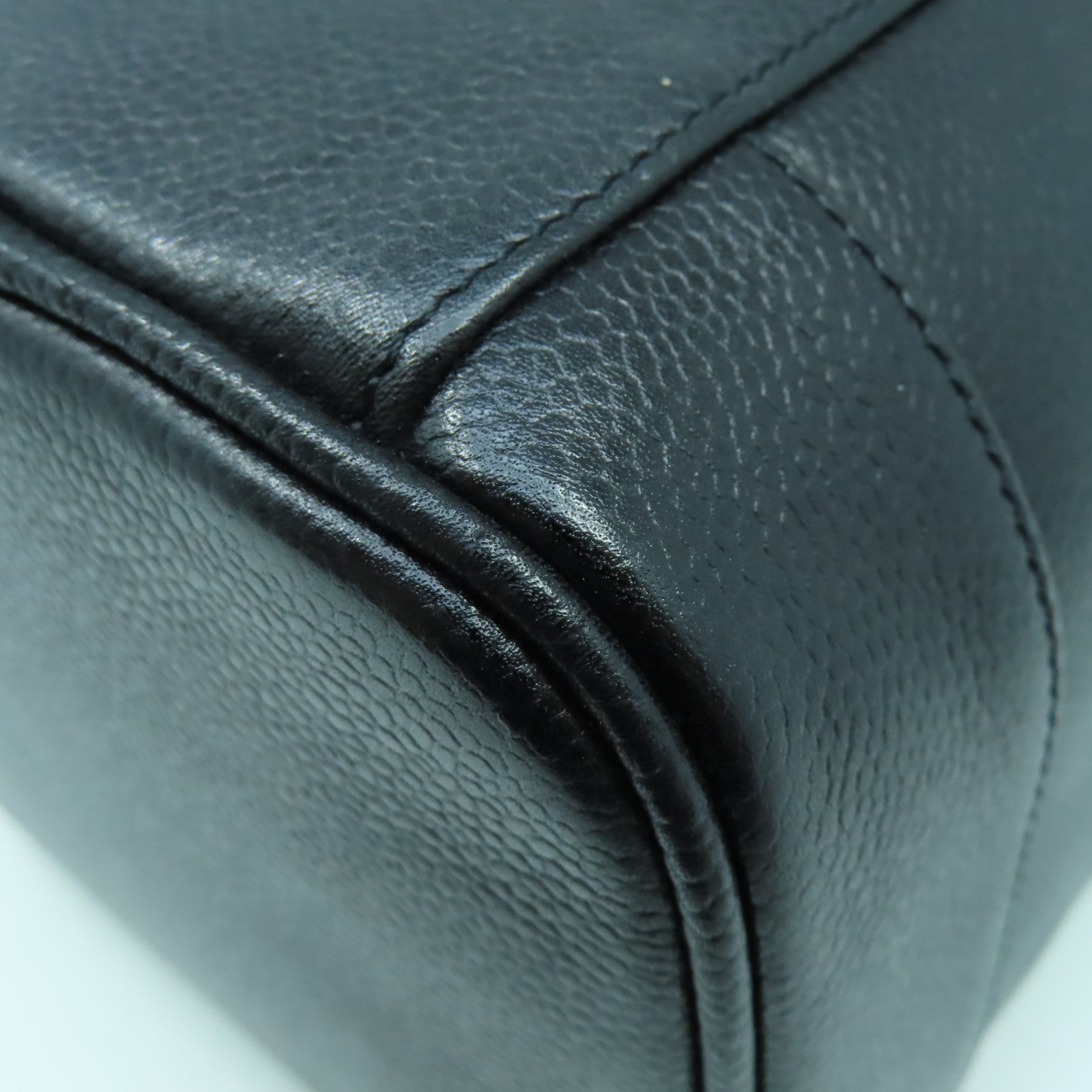 CHANEL Caviar皮革Vanity Case金扣手挽袋黑色