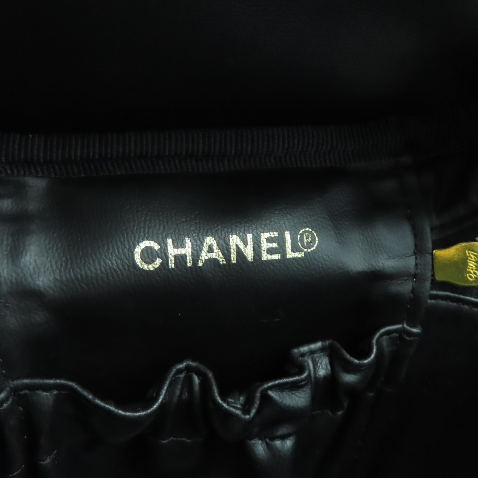 CHANEL Caviar皮革Vanity Case金扣手挽袋黑色