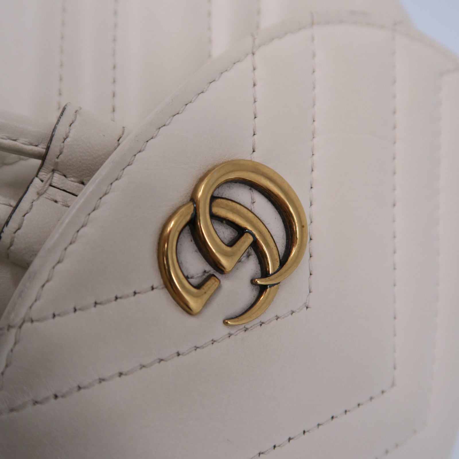 GUCCI 斜紋牛皮皮革Backpack金扣背包白色