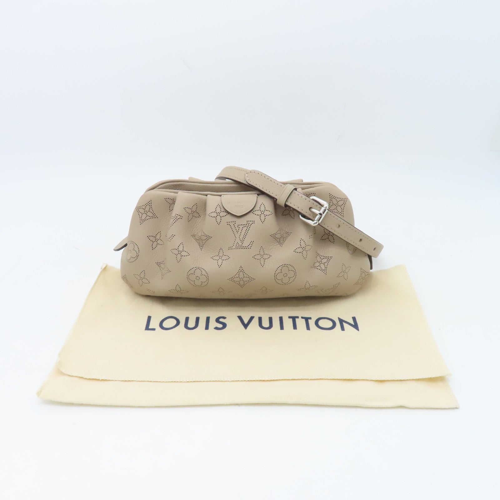 LOUIS VUITTON 【激減優惠】Mahina Scala Mini Pouch銀扣肩背袋米色