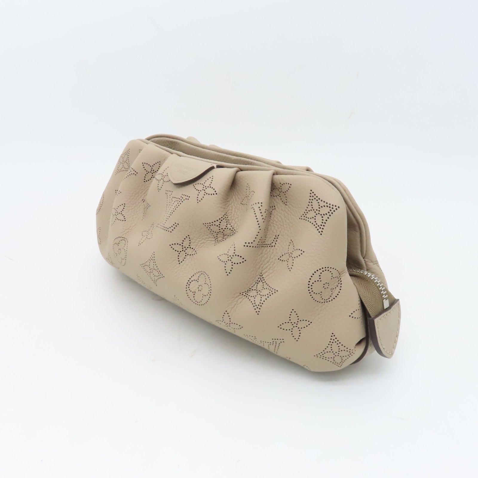 LOUIS VUITTON 【激減優惠】Mahina Scala Mini Pouch銀扣肩背袋米色
