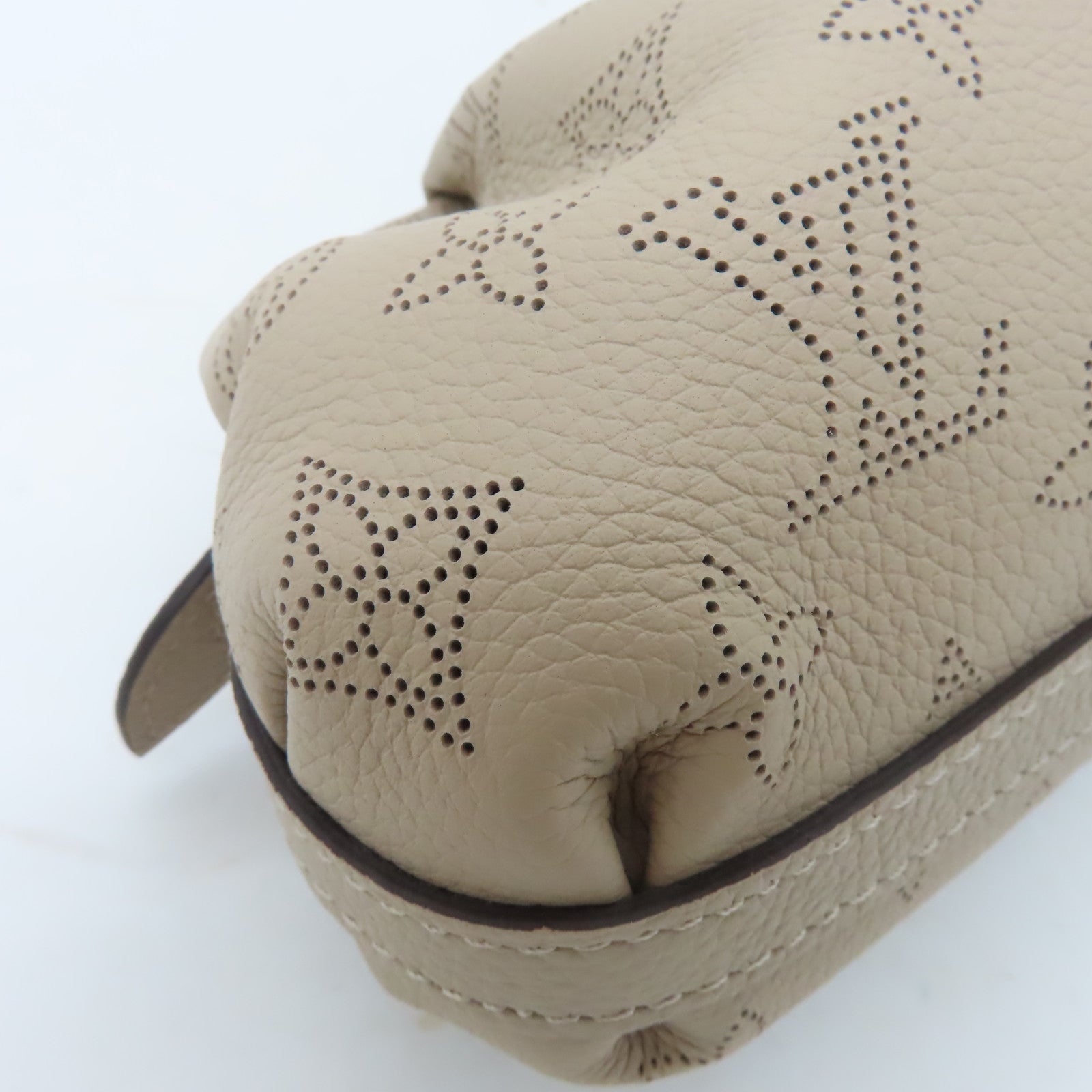 LOUIS VUITTON 【激減優惠】Mahina Scala Mini Pouch銀扣肩背袋米色