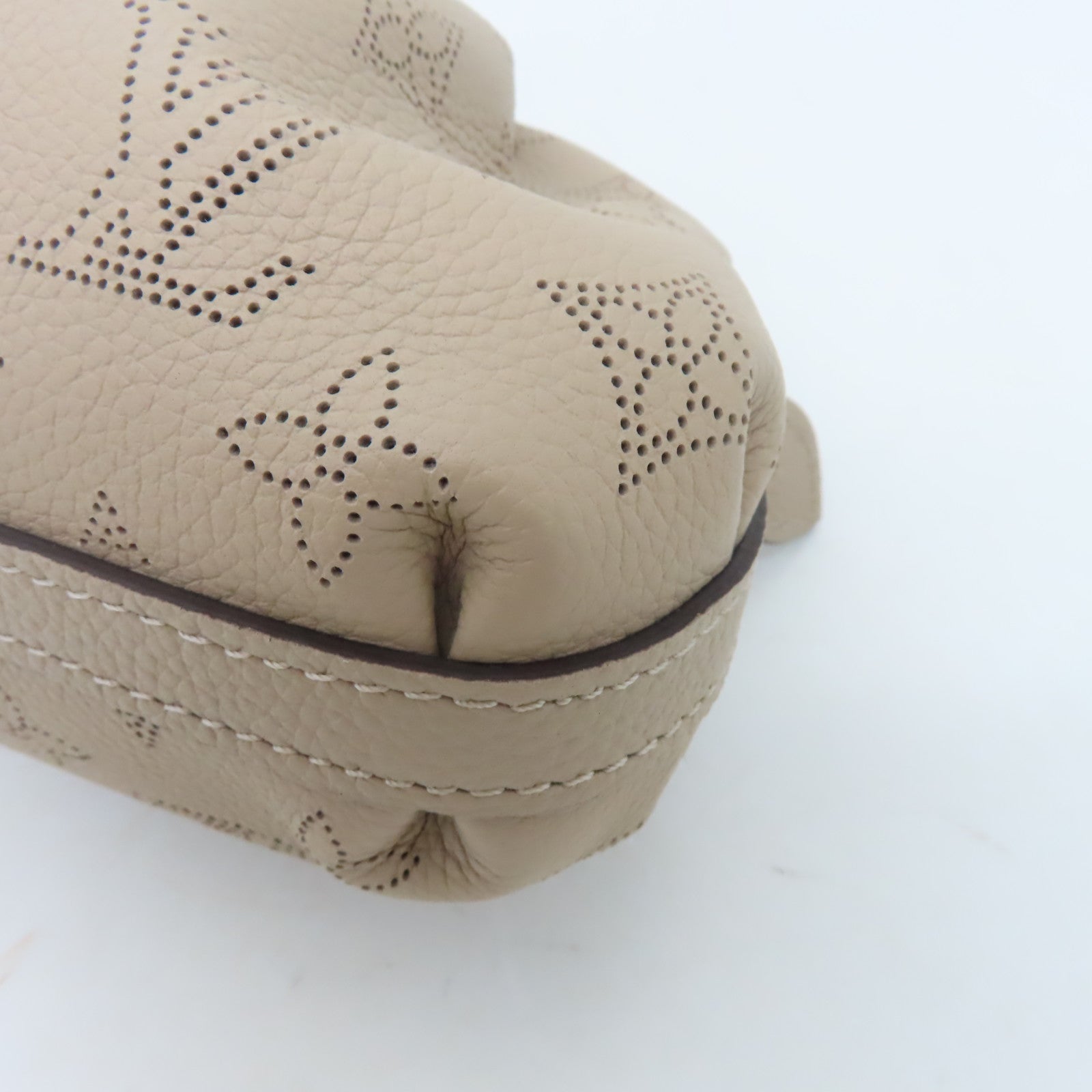 LOUIS VUITTON 【激減優惠】Mahina Scala Mini Pouch銀扣肩背袋米色