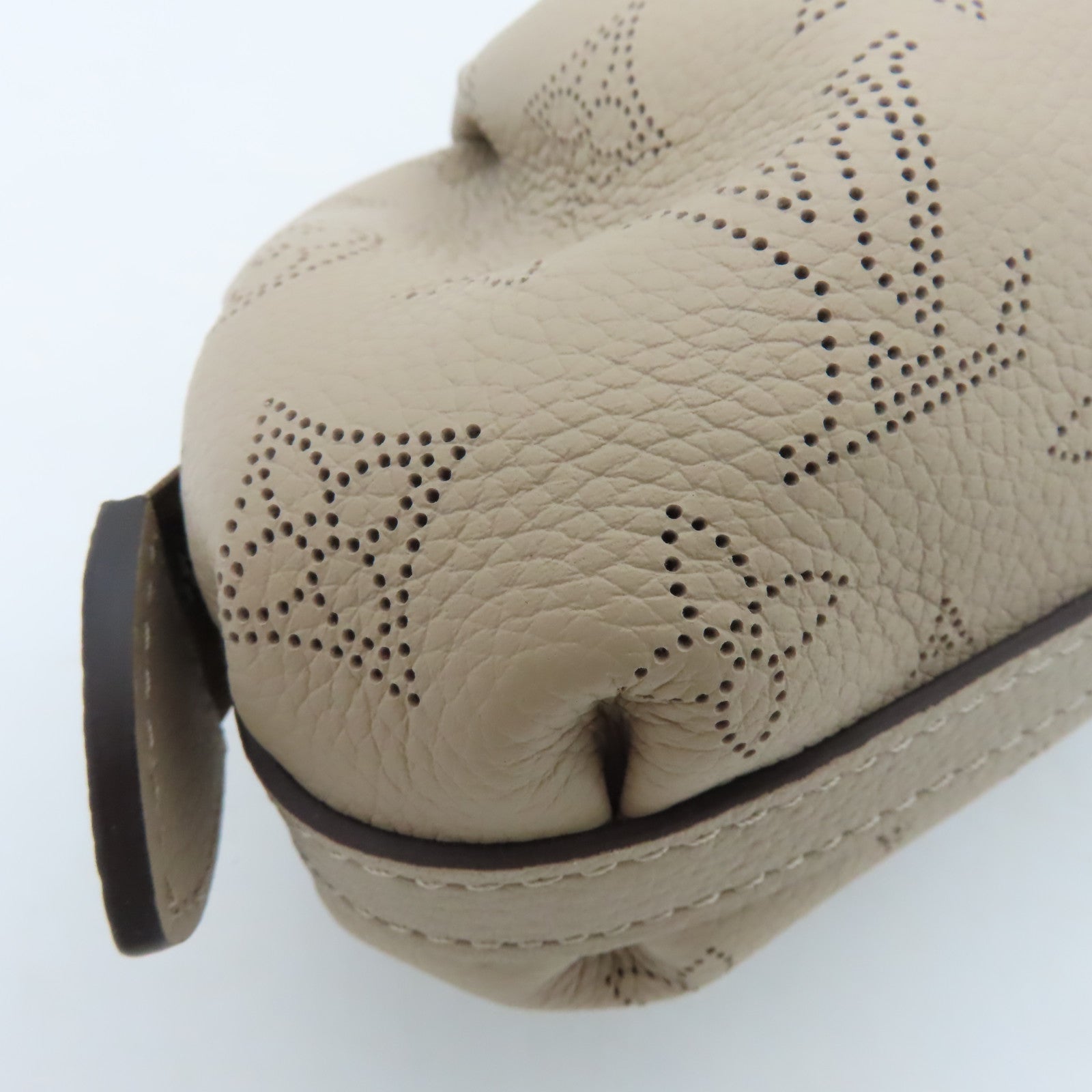 LOUIS VUITTON 【激減優惠】Mahina Scala Mini Pouch銀扣肩背袋米色