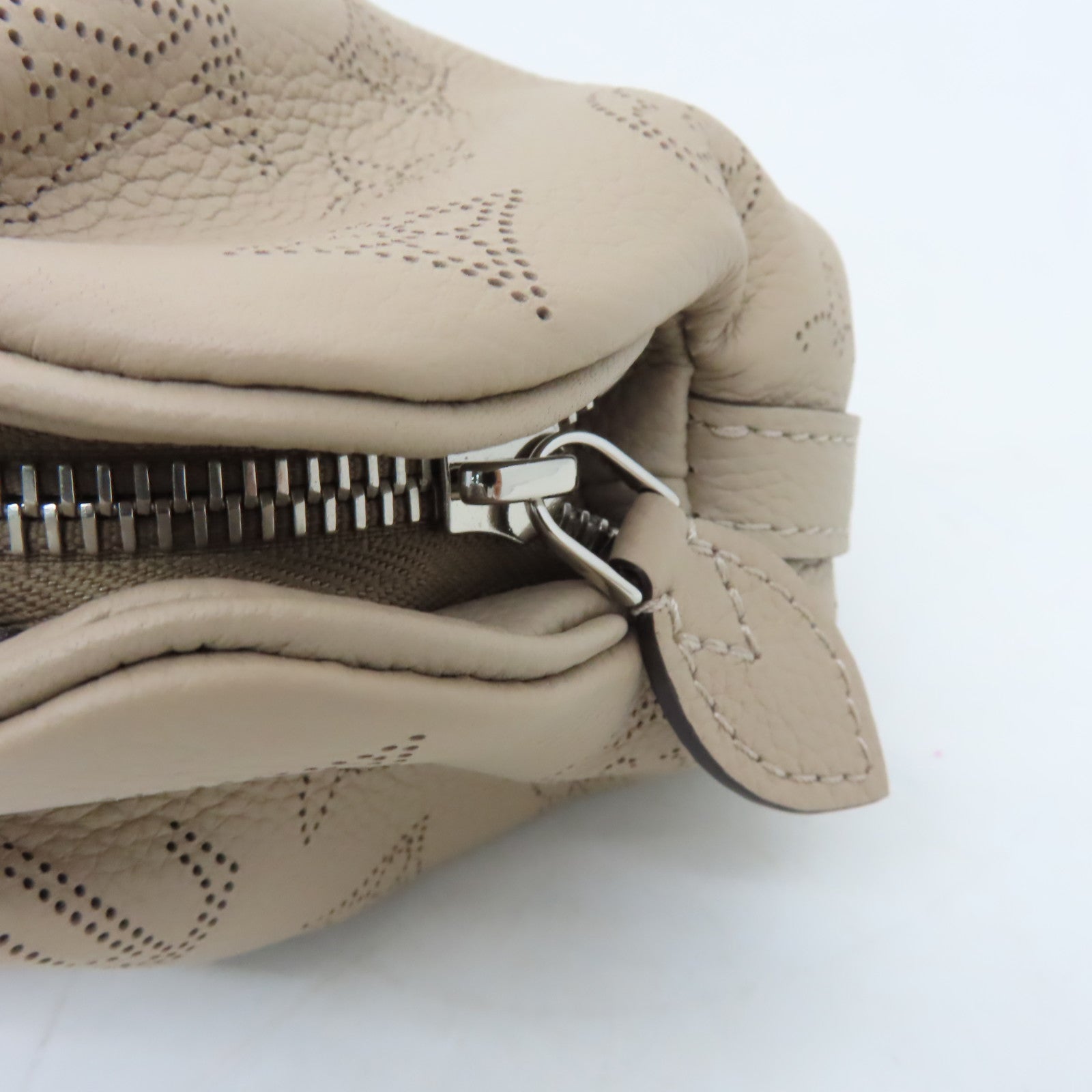 LOUIS VUITTON 【激減優惠】Mahina Scala Mini Pouch銀扣肩背袋米色
