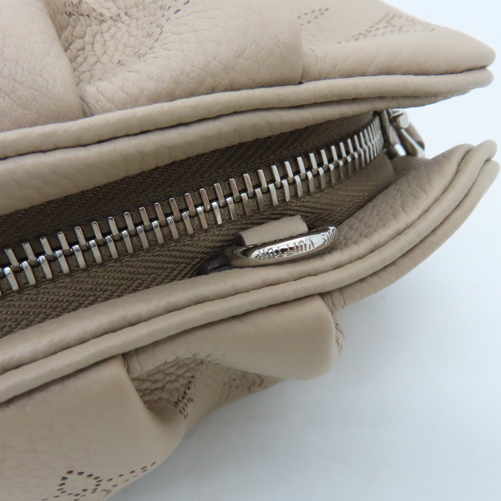 LOUIS VUITTON 【激減優惠】Mahina Scala Mini Pouch銀扣肩背袋米色
