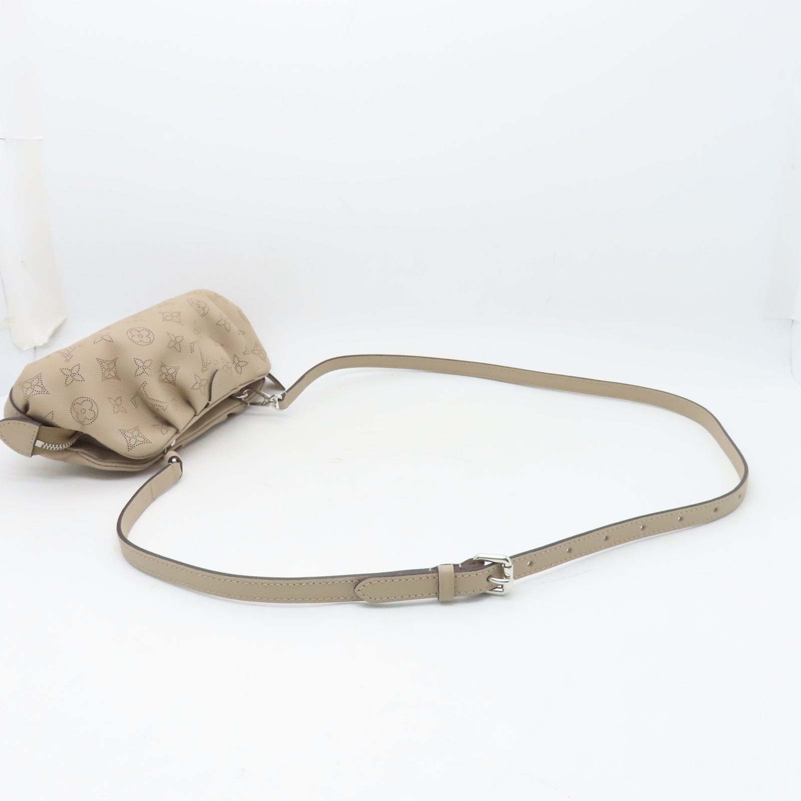 LOUIS VUITTON 【激減優惠】Mahina Scala Mini Pouch銀扣肩背袋米色