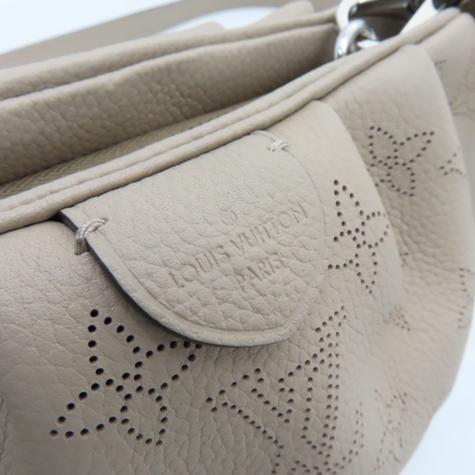 LOUIS VUITTON 【激減優惠】Mahina Scala Mini Pouch銀扣肩背袋米色