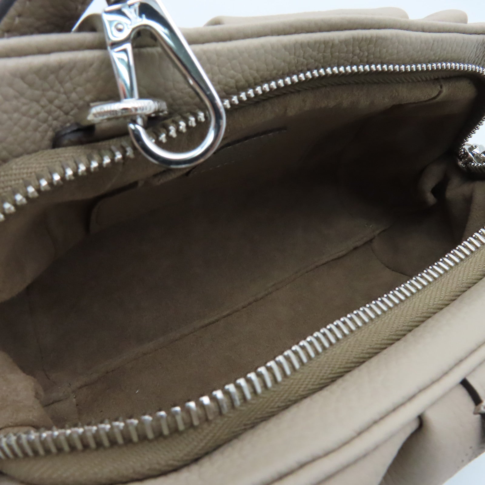 LOUIS VUITTON 【激減優惠】Mahina Scala Mini Pouch銀扣肩背袋米色