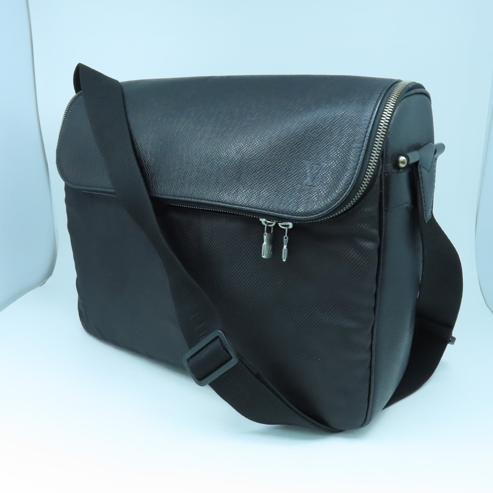 LOUIS VUITTON Taiga Shoulder Bag銀扣肩背袋黑色