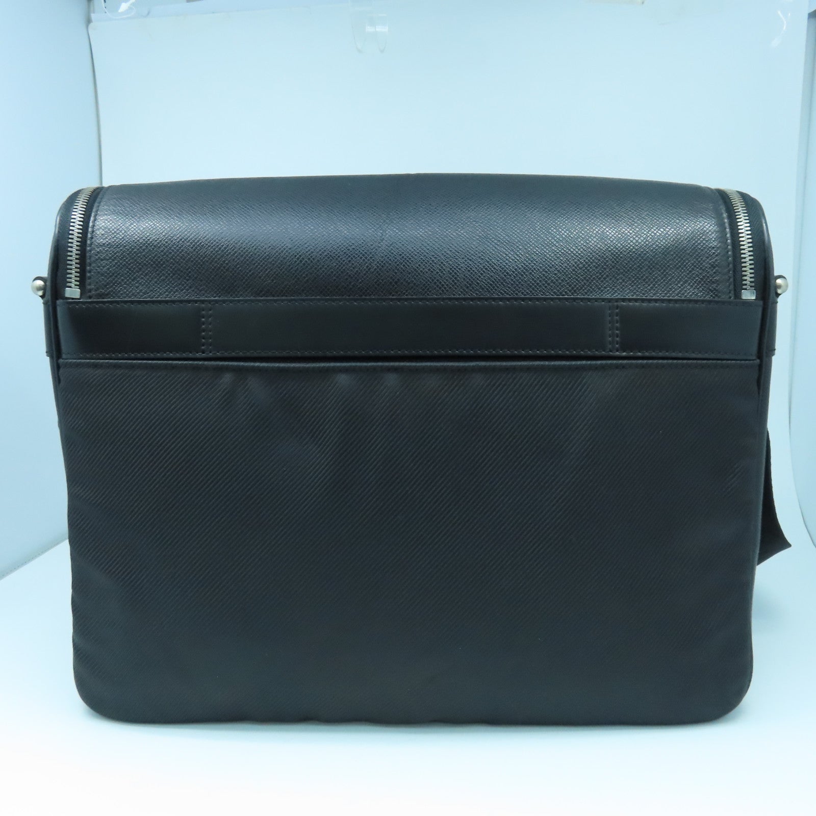LOUIS VUITTON Taiga Shoulder Bag銀扣肩背袋黑色