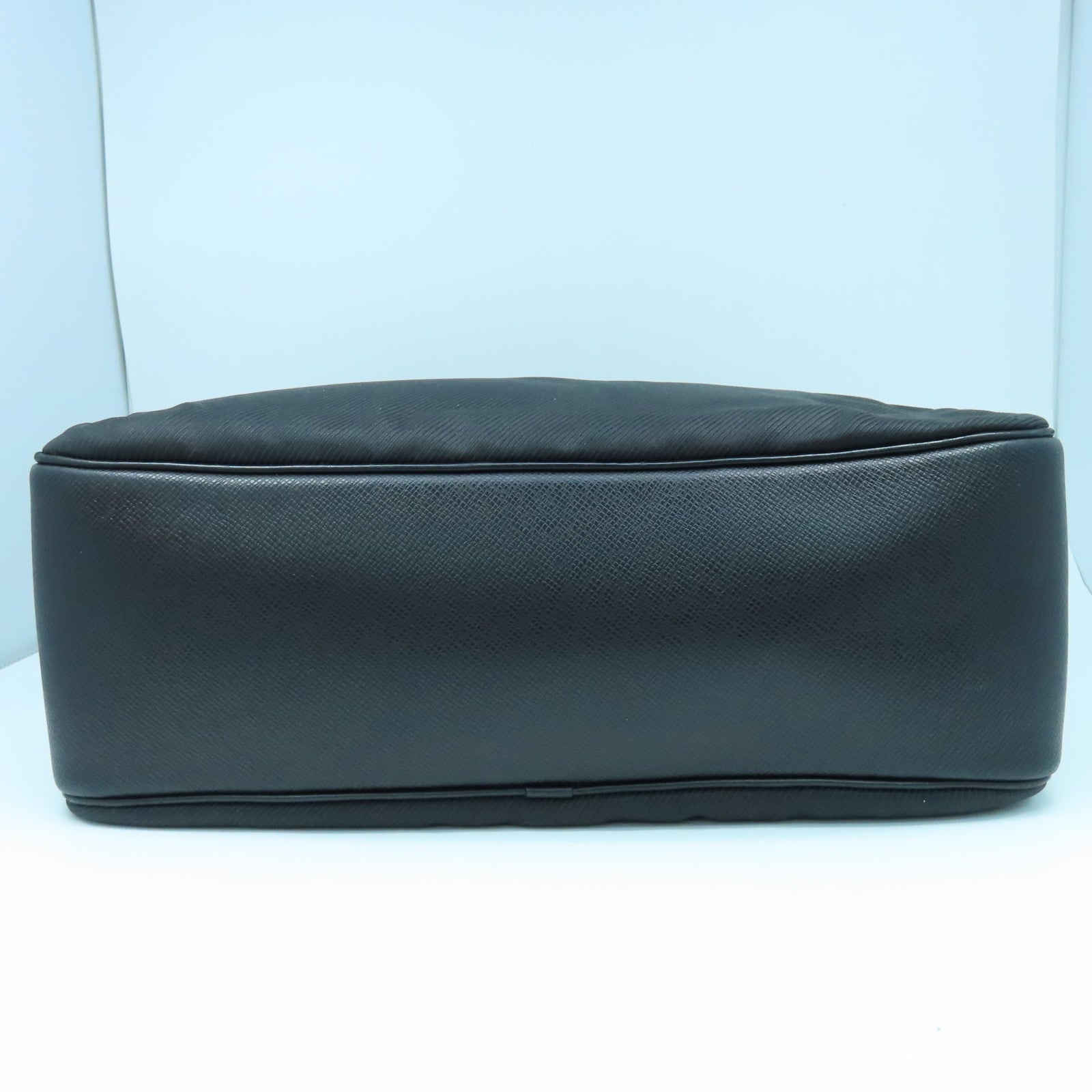 LOUIS VUITTON Taiga Shoulder Bag銀扣肩背袋黑色