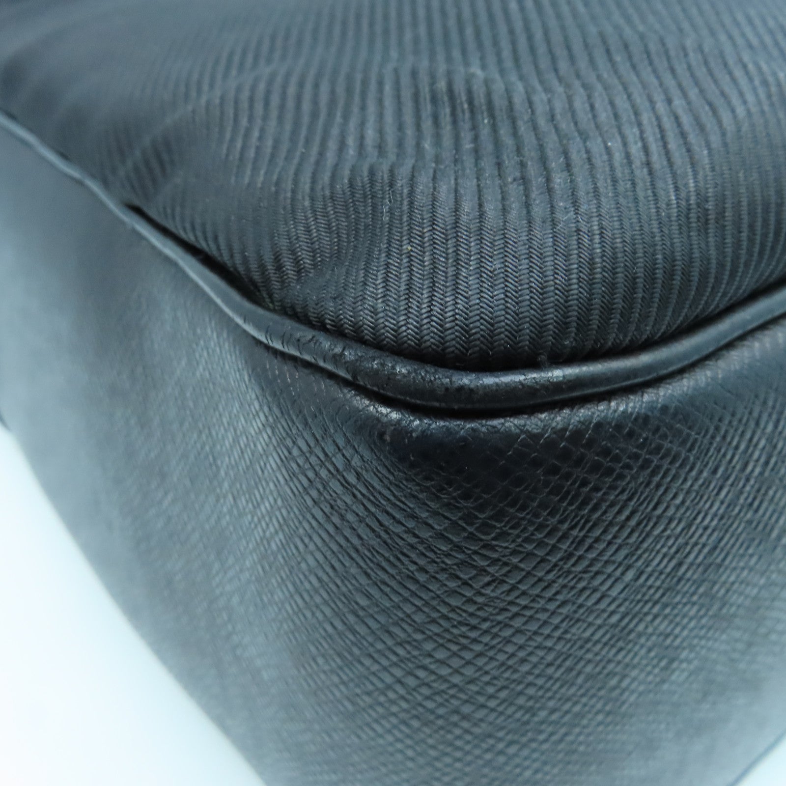 LOUIS VUITTON Taiga Shoulder Bag銀扣肩背袋黑色