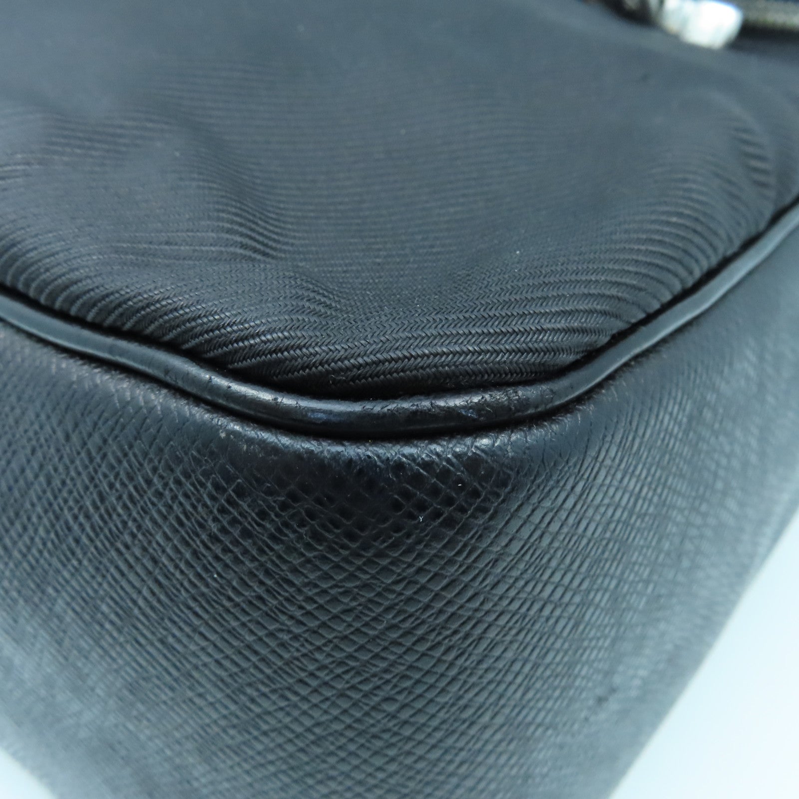 LOUIS VUITTON Taiga Shoulder Bag銀扣肩背袋黑色